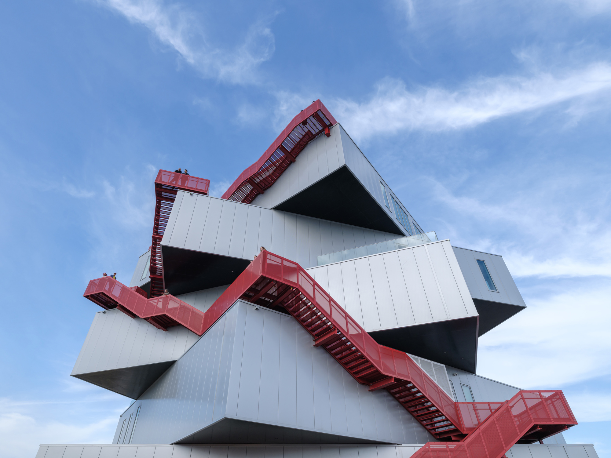 MVRDV Portlantis 建築材料簡潔且富工業感,秉持循環經濟原則,以永續為目標。其結構可拆解,元件便於重複使用,外牆面板也與製造商簽有使用年限後回收的協議。甚至連建築地基亦避免使用混凝土樁,以達成「不留痕跡」的理念。除採用可持續材料外,Portlantis 的營運能源更是超過「能源中立」標準。憑藉高效絕緣與熱泵系統,大幅降低能耗,加上場域內專屬風力發電機,使其能源產出比實際需求高出約30%