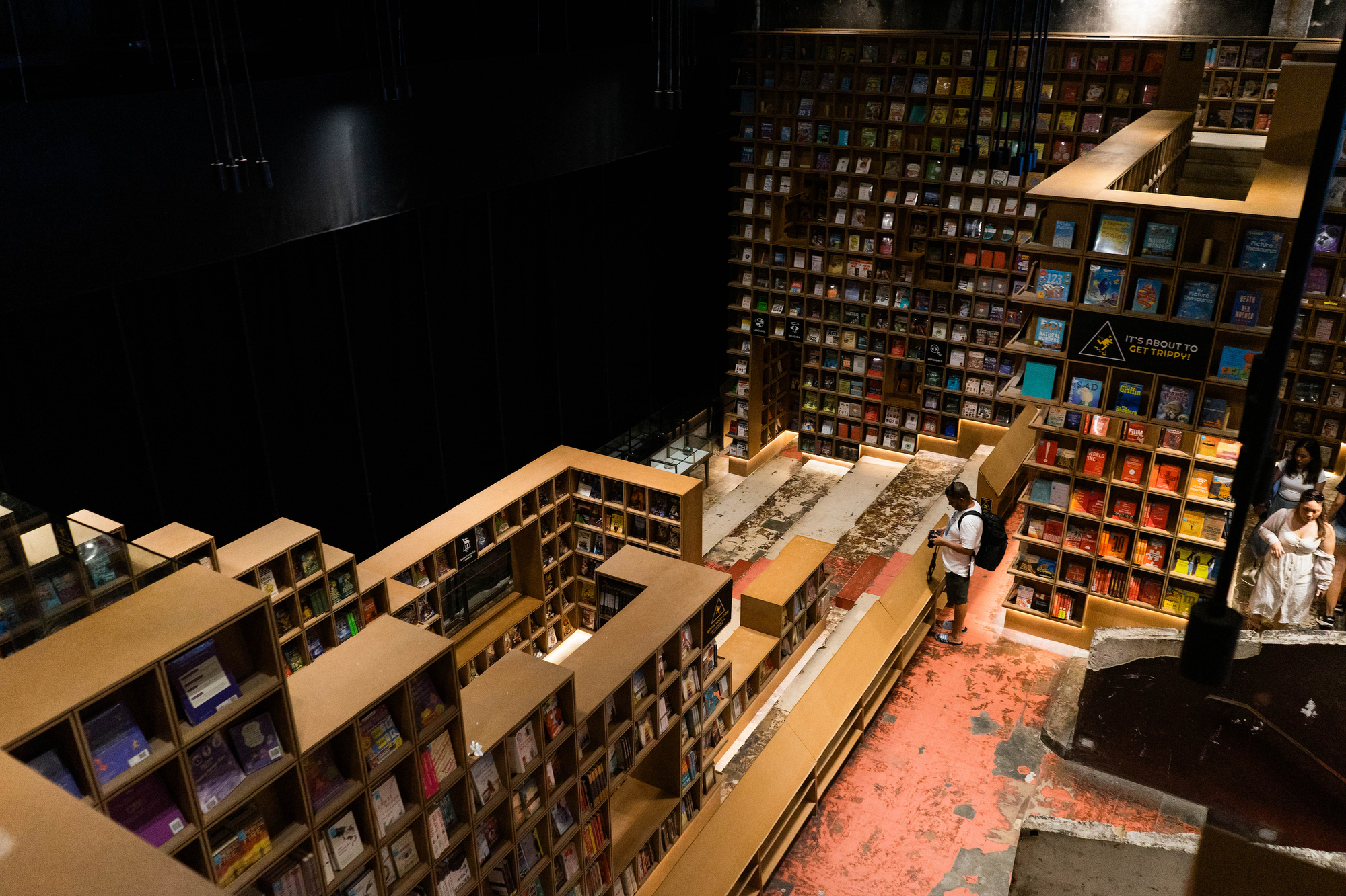 「迷宮書店」位於茨廠街的複合式商場REXKL內，這棟商場由舊戲院改造而來，不但好吃又好逛，２樓共８萬本書、並由彩虹牆面所組成的「彩虹書牆」搭配曲折的空間，是馬來西亞吉隆坡在網路暴紅的景點