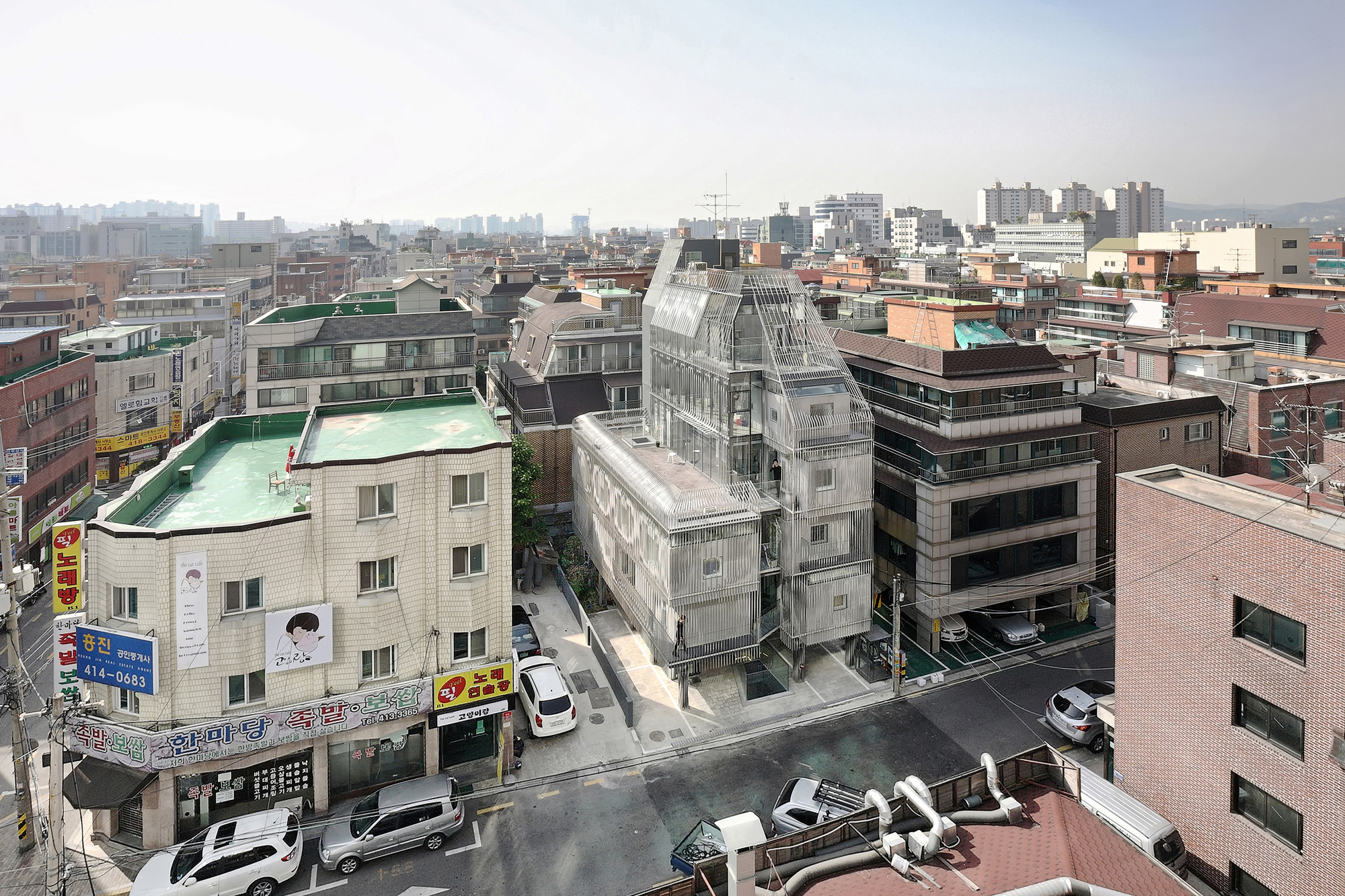 都市密度與居住成本飆升，首爾面臨全球性的居住難題。松坡微型住宅（Songpa Micro Housing）應運而生，由南韓建築師事務所 SsD 主導設計，試圖打破傳統框架，這棟住宅挖掘建築容積率與分區規範的縫隙，創造出新型態的微型生活模式
