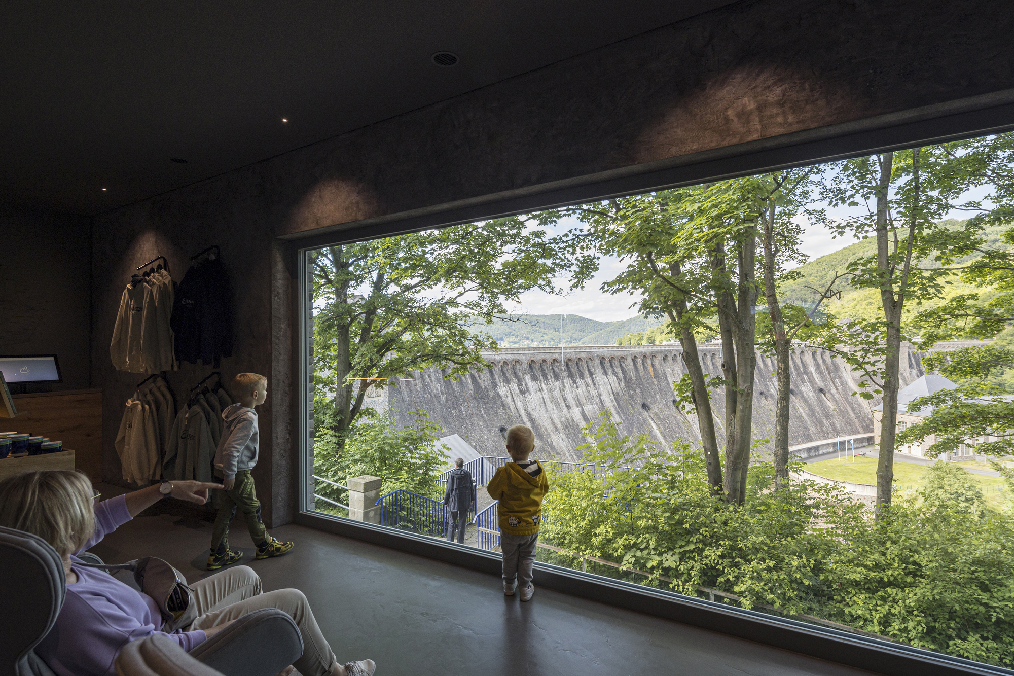 德國埃德爾湖Edersee湖 Stones Water Light遊客中心 Christoph Hesse Architects 遊客中心透過展覽與空間設計，讓訪客穿越時空，感受大壩如何從民生工程轉化為文化符號，進而啟發對永續發展的思考