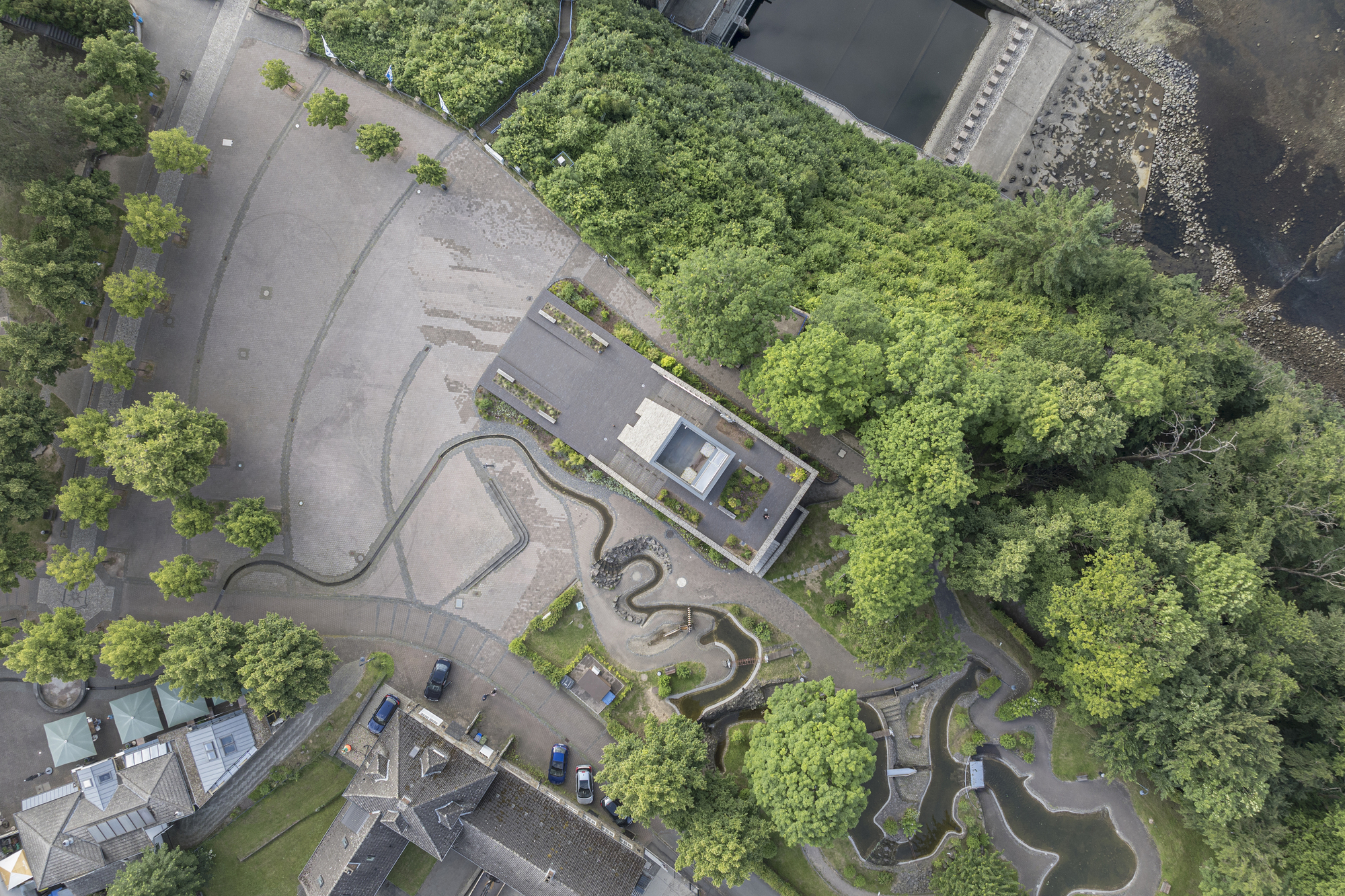 德國埃德爾湖（Lake Edersee）畔的Stones Water Light遊客中心，由德國建築師事務所 Christoph Hesse Architects操刀設計，宛如一首建築詩歌，向自然與歷史致敬
