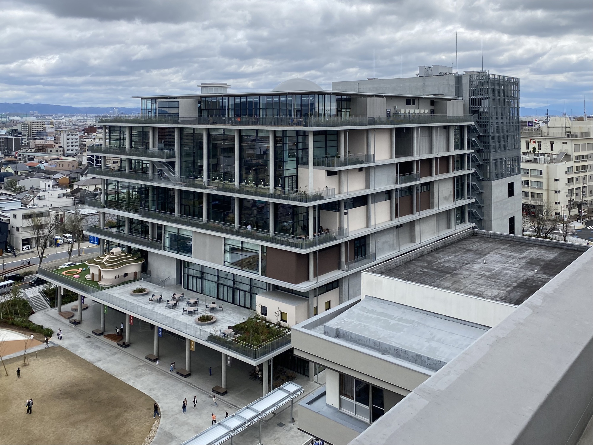 茨木市文化・子育て複合施設おにクル 伊東豊雄 The Ibaraki City Cultural and Childcare Complex Onikuru / Toyo Ito & Associates + Takenaka Corporation 