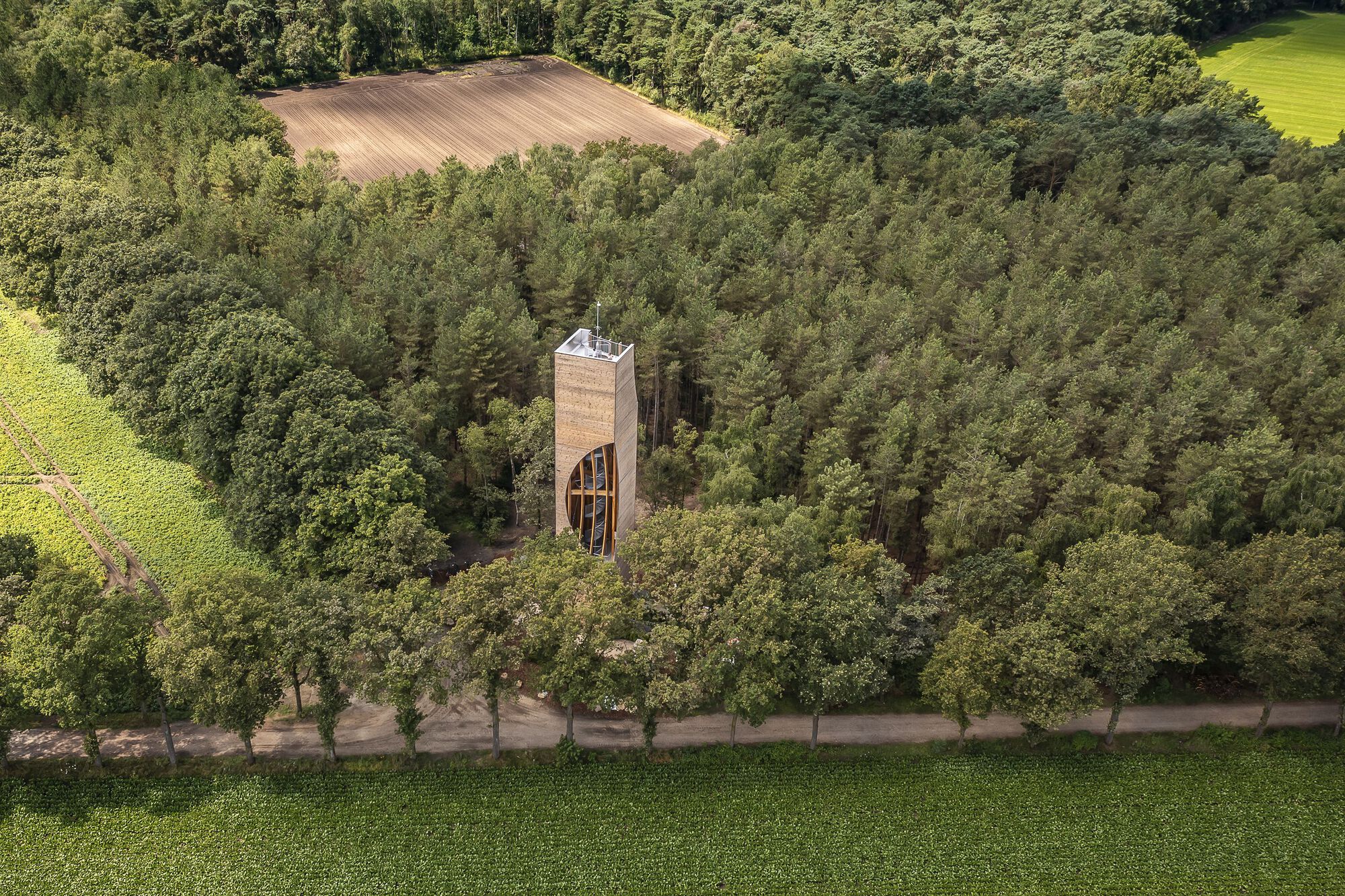 Watchtower Einderheide聳立於Einderheide森林，高達26公尺的木構建築，帶領遊客登高俯瞰周邊林海，開啟一場視覺盛宴。這座瞭望塔不僅是賞景勝地，更為當地多樣蝙蝠物種提供棲息空間，展現人與自然共存的巧思