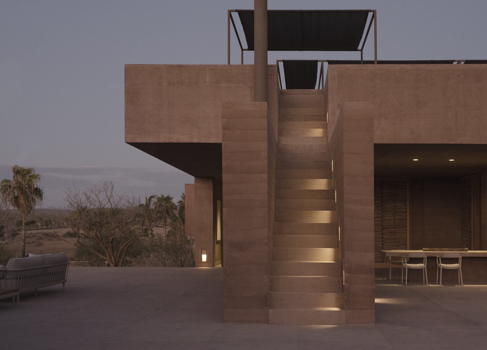 Vipp Todos Santos 的設計不僅順應地形，更透過材料、光影與風向的配置，使建築彷彿自然而然地生長於這片沙漠之中