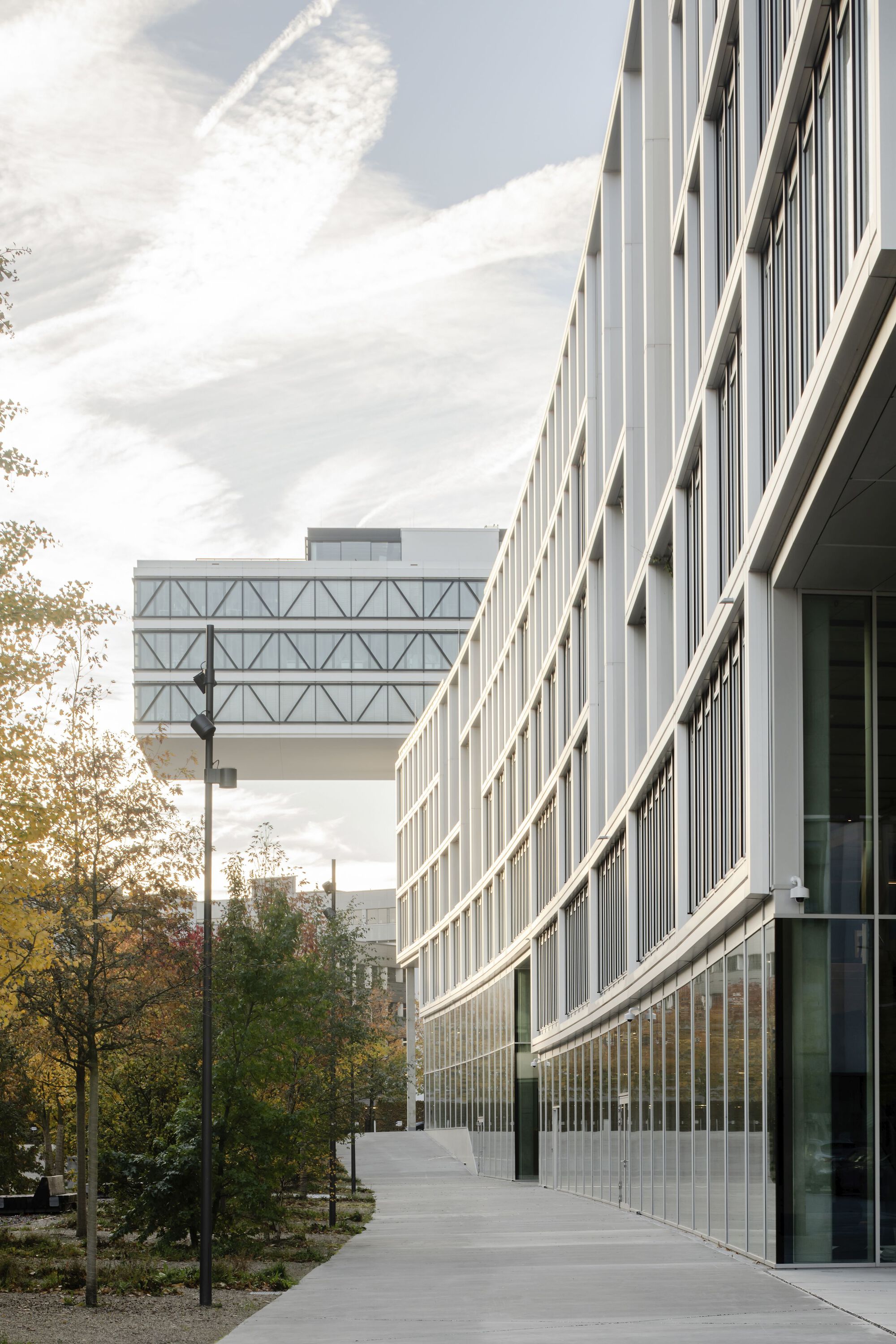 C.F. Møller 德國慕尼黑 辦公大樓  Werksviertel-Mitte Wacker House Office Building 立面設計別具巧思，透過如同浮雕般的凹凸變化，為大面積的開窗區域提供被動式遮陽效果