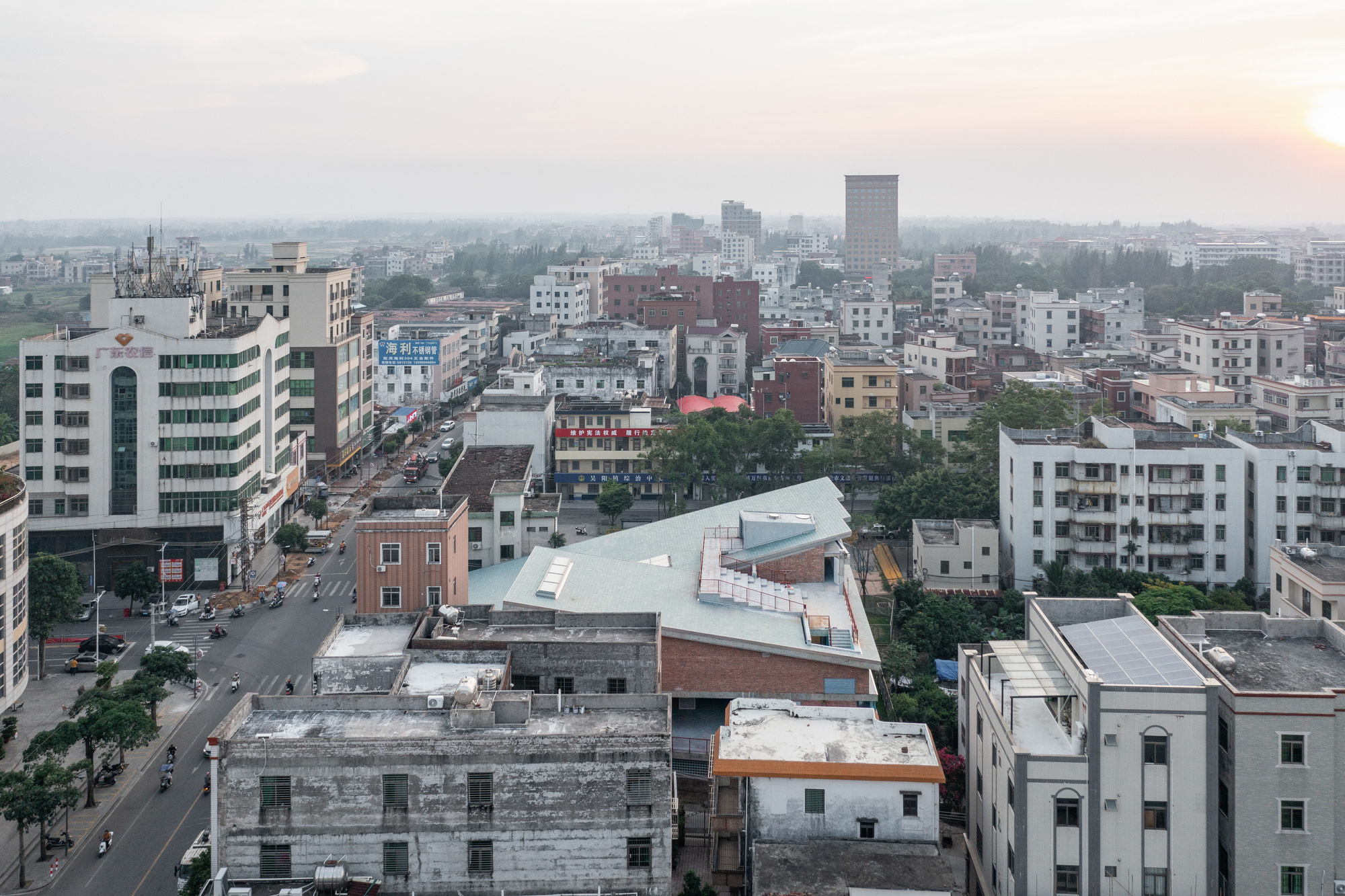 「吳陽文化站」兼具活動中心與文化設施的功能，與在地城鎮紋理相融共生