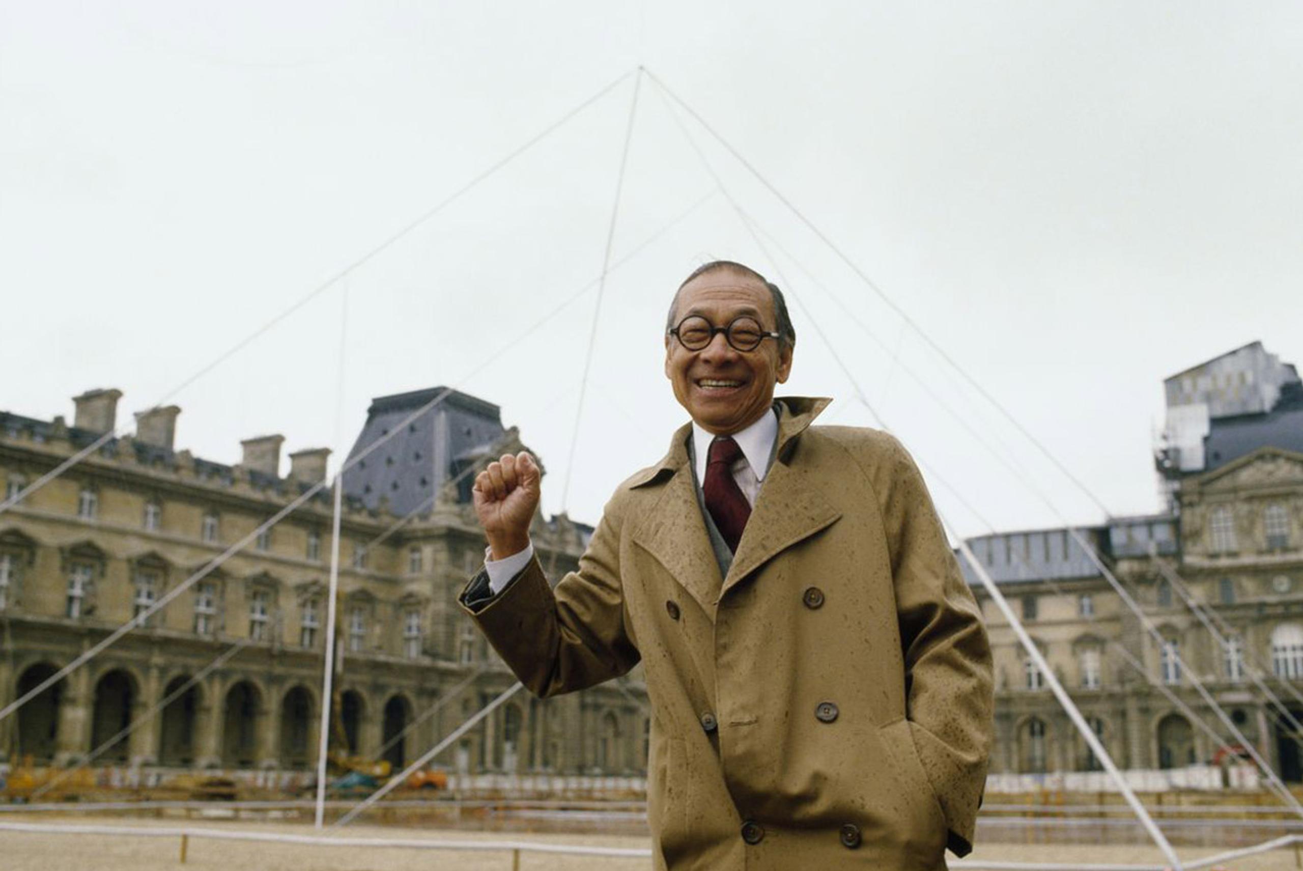 華裔美國建築大師貝聿銘(I.M. Pei)在巴黎羅浮宮工地