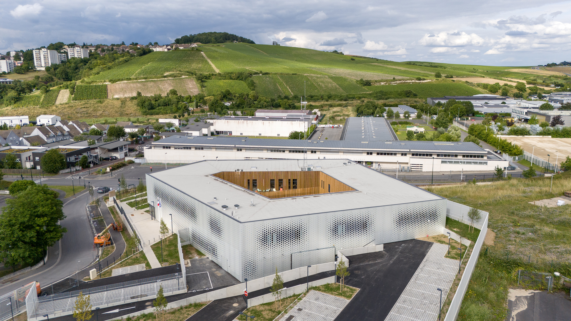 法國警察局 Épernay Police Station Explorations Architecture 鳥瞰 Commissariat d'Épernay 警察局,五角量體環抱內庭,以沖孔金屬外牆與木質中庭形成層次對比,巧妙區隔公共與私密,展現安全與開放的空間策略