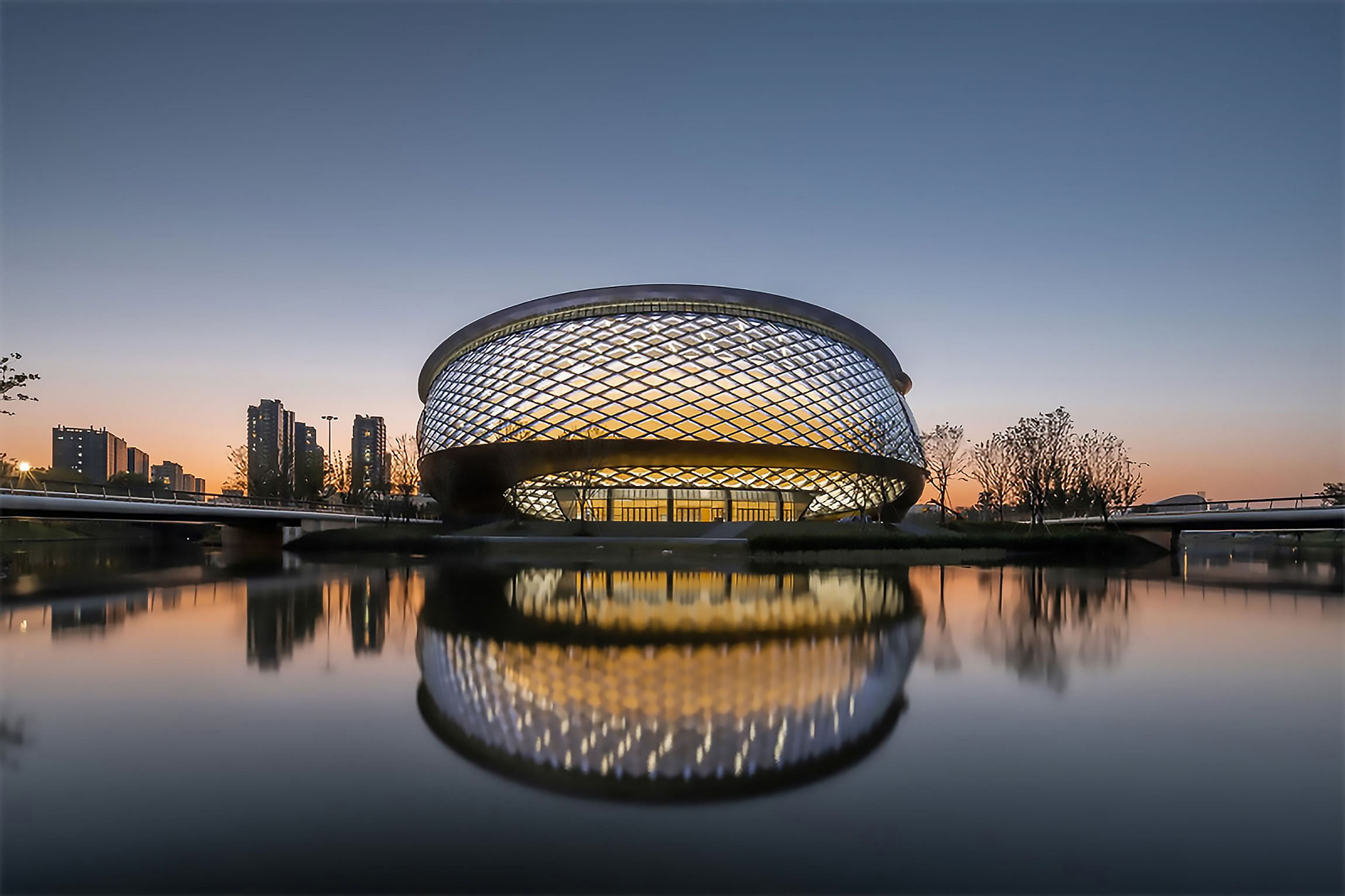 由 Archi-Tectonics 設計的中國杭州混合動力體育館,被凡爾賽大獎評為 2024 年全球最美麗的運動場館和客運站之一。圖片來源:Archi-Tectonics