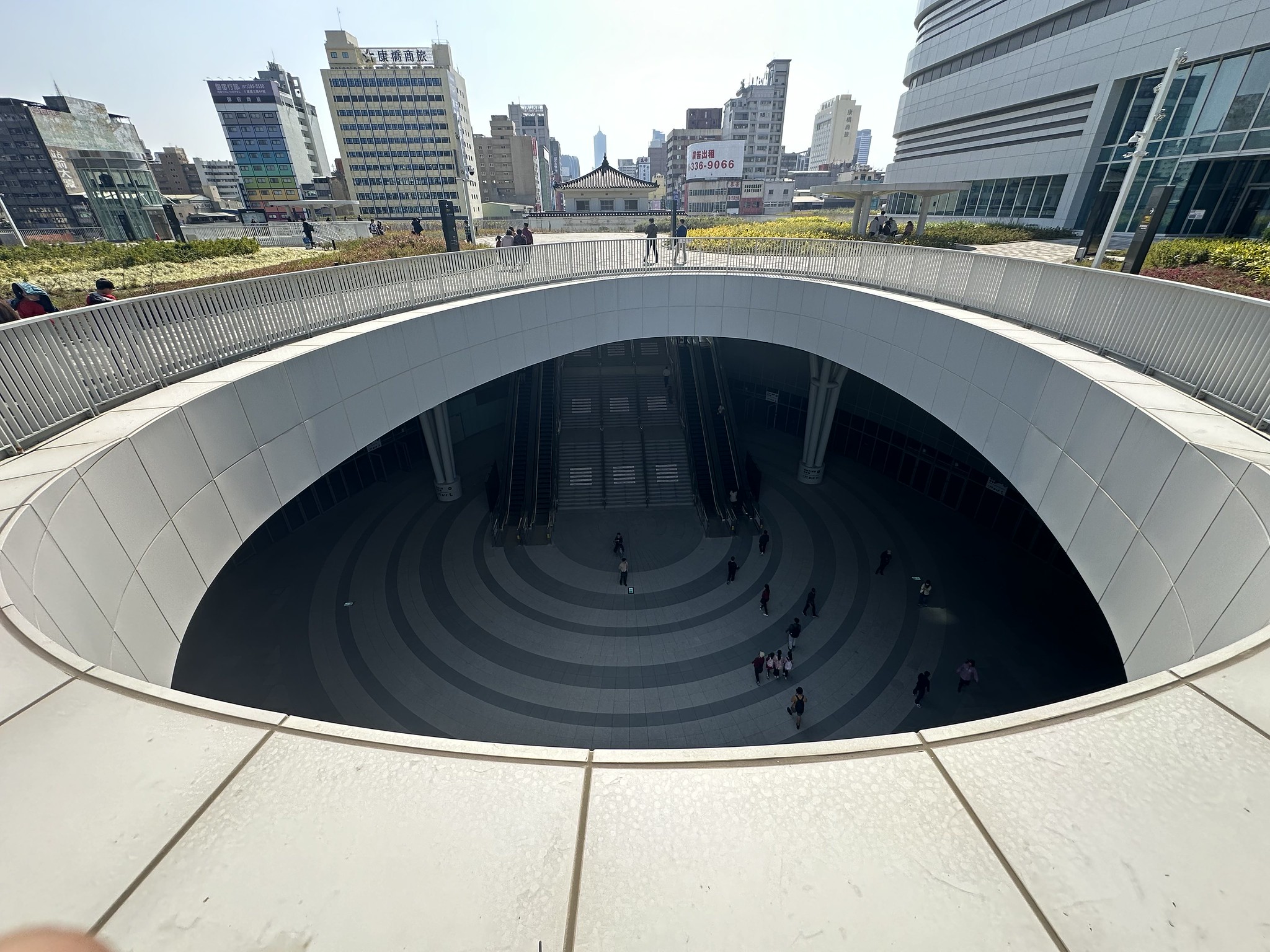 精心設計的挑空圓孔綠意不足，天棚沒有見樹成林的可能性