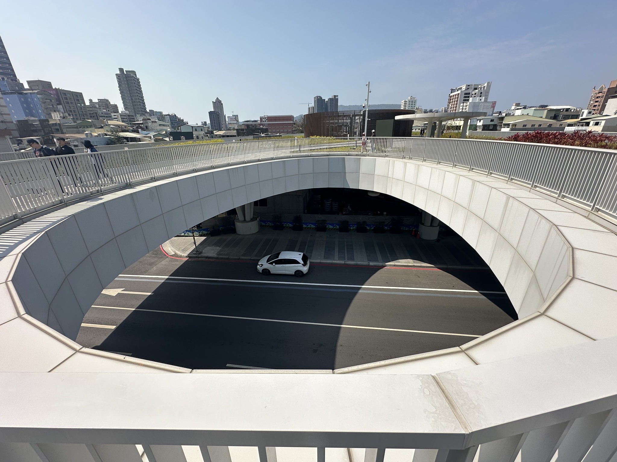 精心設計的挑空圓孔綠意不足，天棚沒有見樹成林的可能性