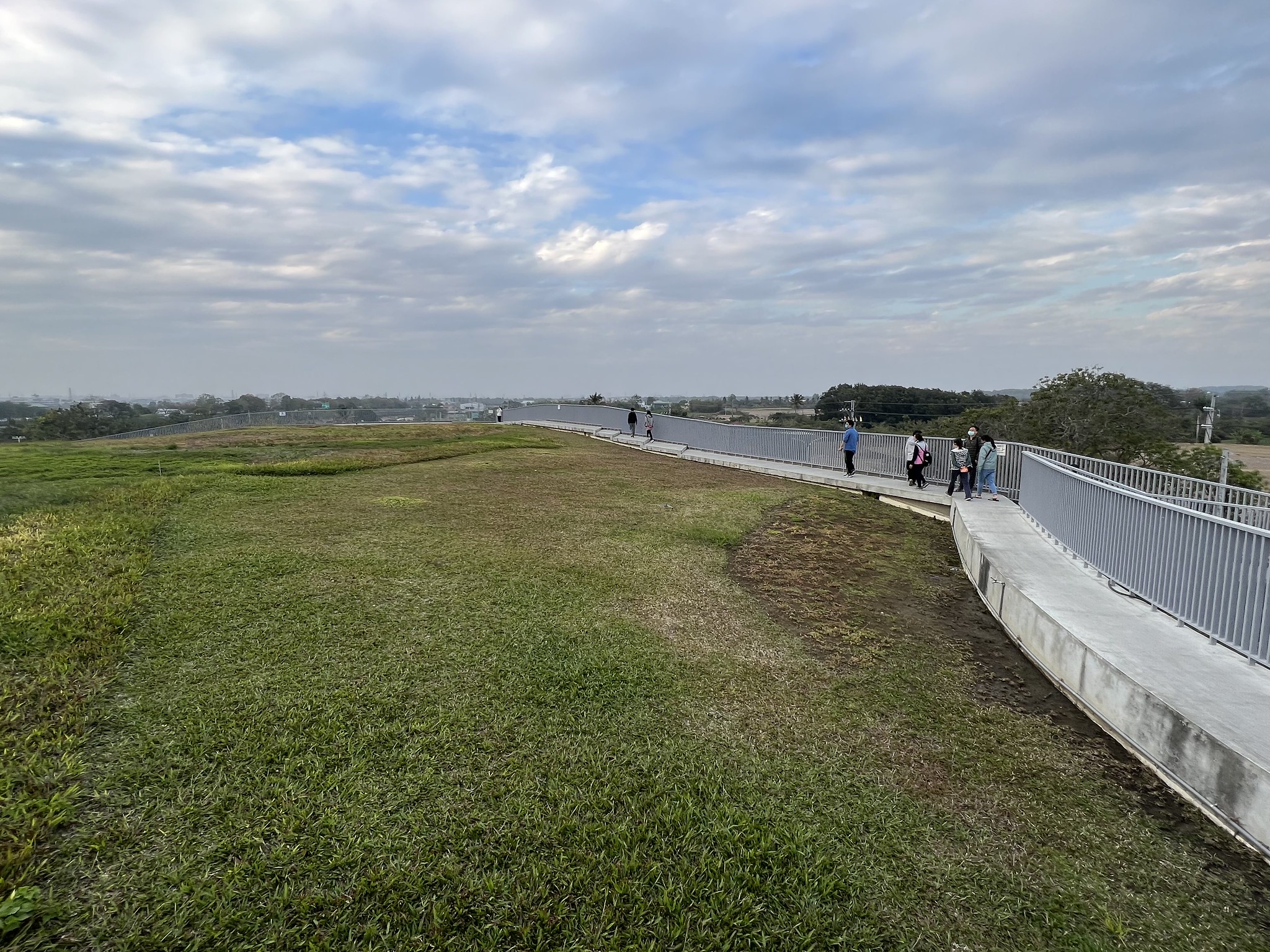 同為人工地盤屋頂綠化的「新化果菜市場」，採大量透水地坪設計