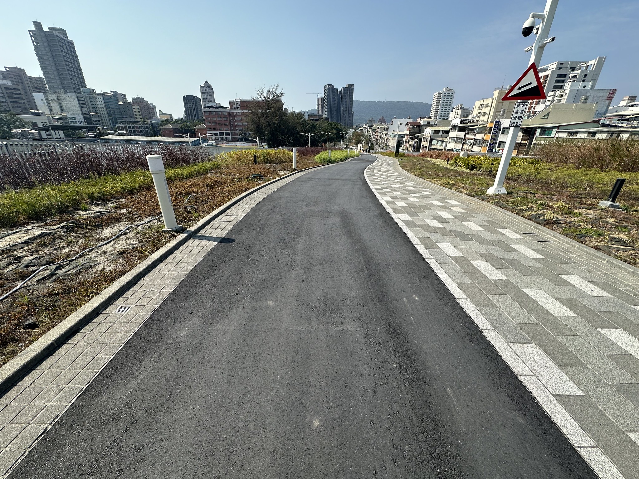 高雄車站天棚應有更多因應亞熱帶氣候的調適設計：快速洩水坡度及大量不透水地坪，減損遲延雨水逕流、舒緩熱島效應及貢獻海綿城市的可能性