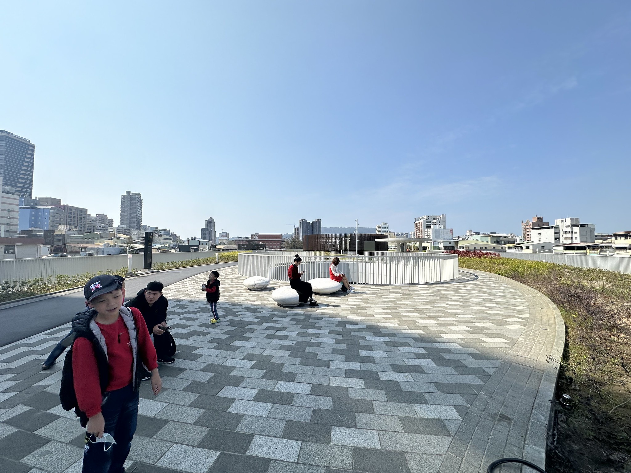 數量有限的圓弧遮版無法形塑足夠的遮蔭空間