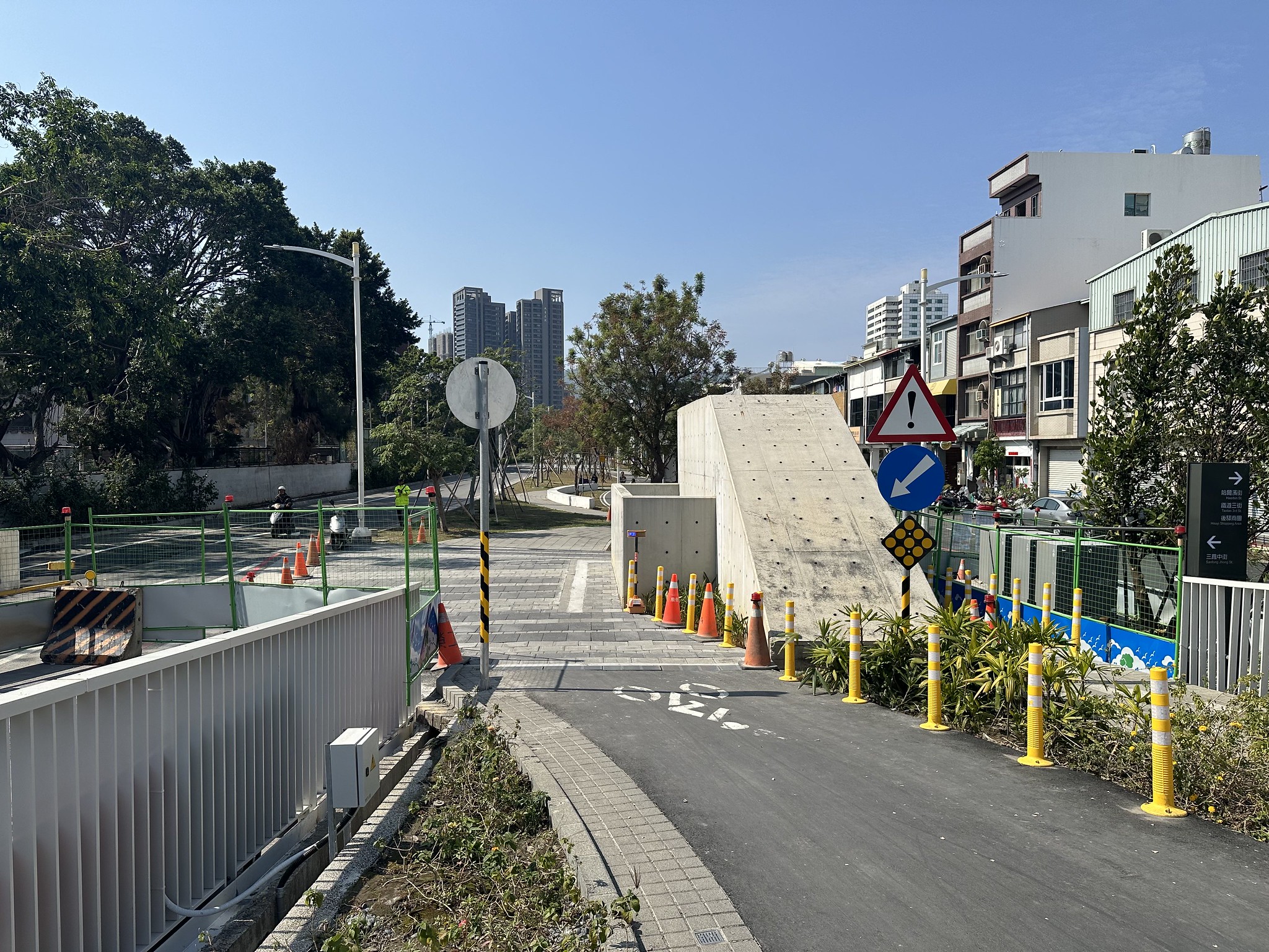 天棚銜接綠園道的綠帶斷裂無法串連，異材質介面設計沒有縫補綠意的企圖