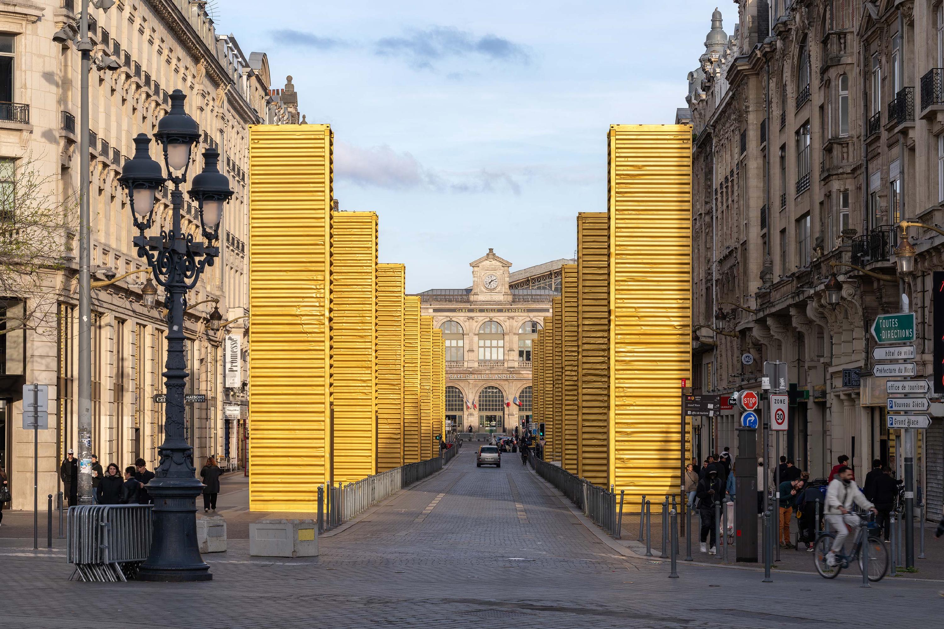 法國里爾 Lille  西班牙都市藝術家 SpY  黃金巨石 Golden Monoliths 巨型公共藝術裝置 貨櫃