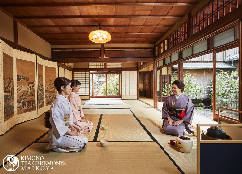 日本講求「款待之心」的茶道(Chanoyu),由千利休等人確立儀軌,至今仍是重要的文化形式,就連茶室的空間語法,也成為許多當代日本建築的參照對象