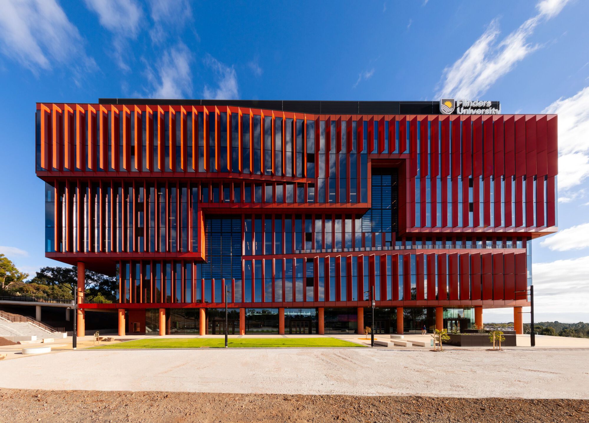 座落於澳洲南澳州的弗林德斯大學(Flinders University)貝德福德公園(Bedford Park)校區,全新的健康暨醫學研究大樓(HMRB, Health and Medical Research Building),乃澳洲建築師事務所 Architectus 的匠心獨運之作