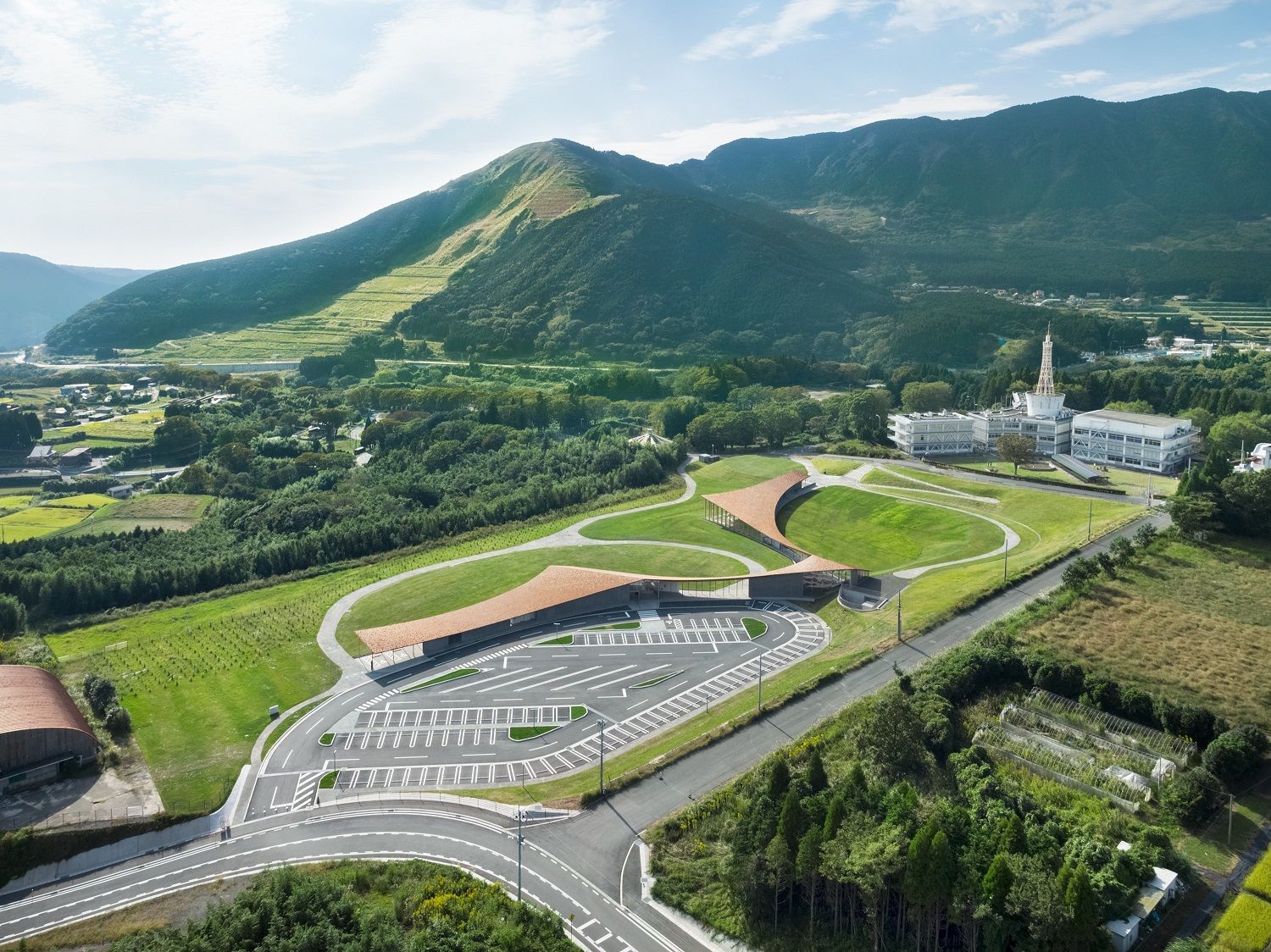 Kumamoto Earthquake Museum KIOKU熊本地震 震災ミュージアム KIOKU KIOKU博物館則以一種截然不同的「柔性軸線」，展露了建築設計引導體驗的新可能。