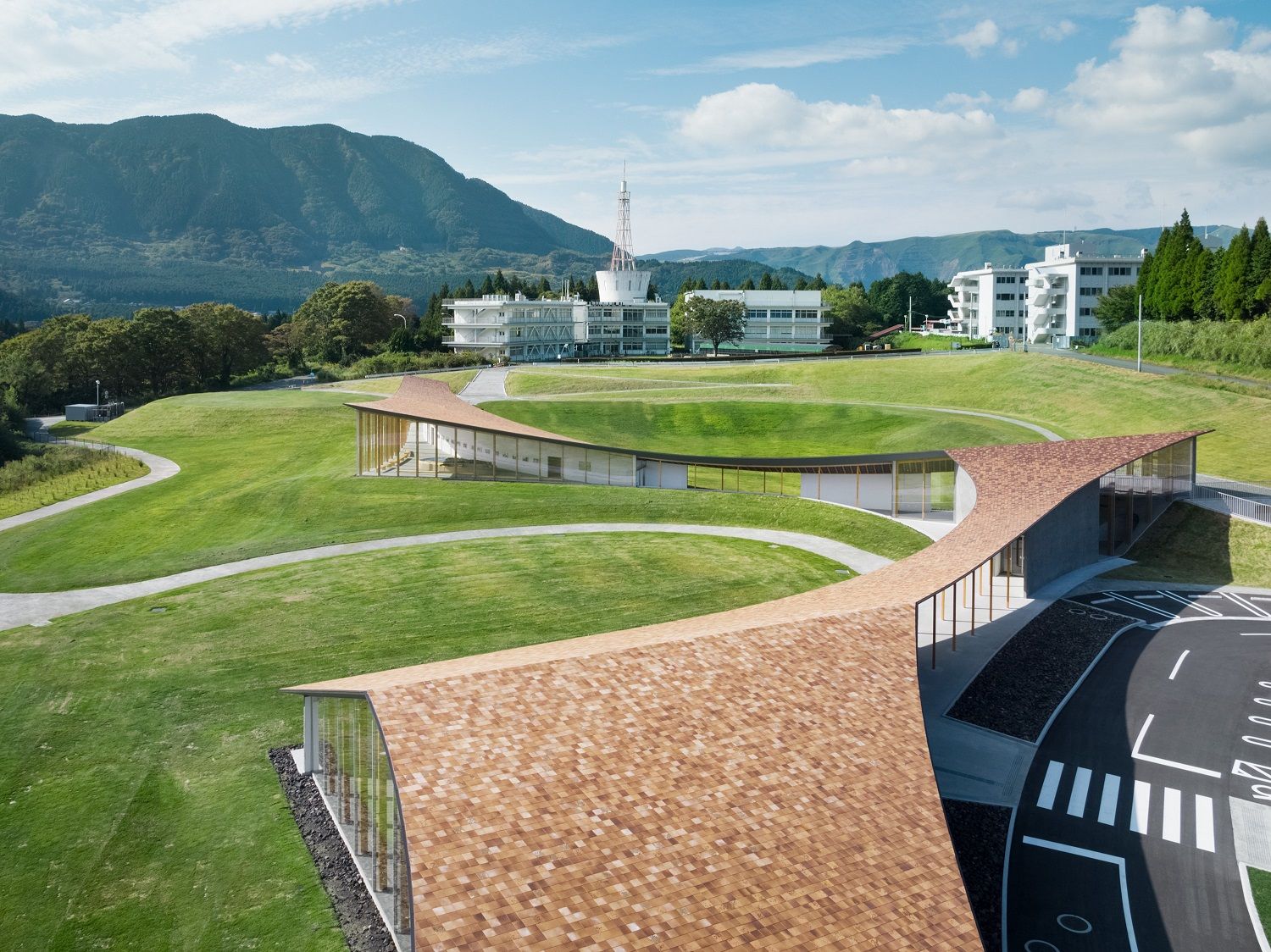 Kumamoto Earthquake Museum KIOKU熊本地震 震災ミュージアム KIOKU 基地位於南阿蘇村的原東海大學阿蘇校區，在這裡可以感受到阿蘇大自然的雄偉。 考慮到東海大學前 1 號建築物的位置以及周圍其他地震遺跡，建築師的目標是創造一個博物館，鼓勵參觀者在觀看周圍環境的同時，以自己的方式感受和思考大自然的力量