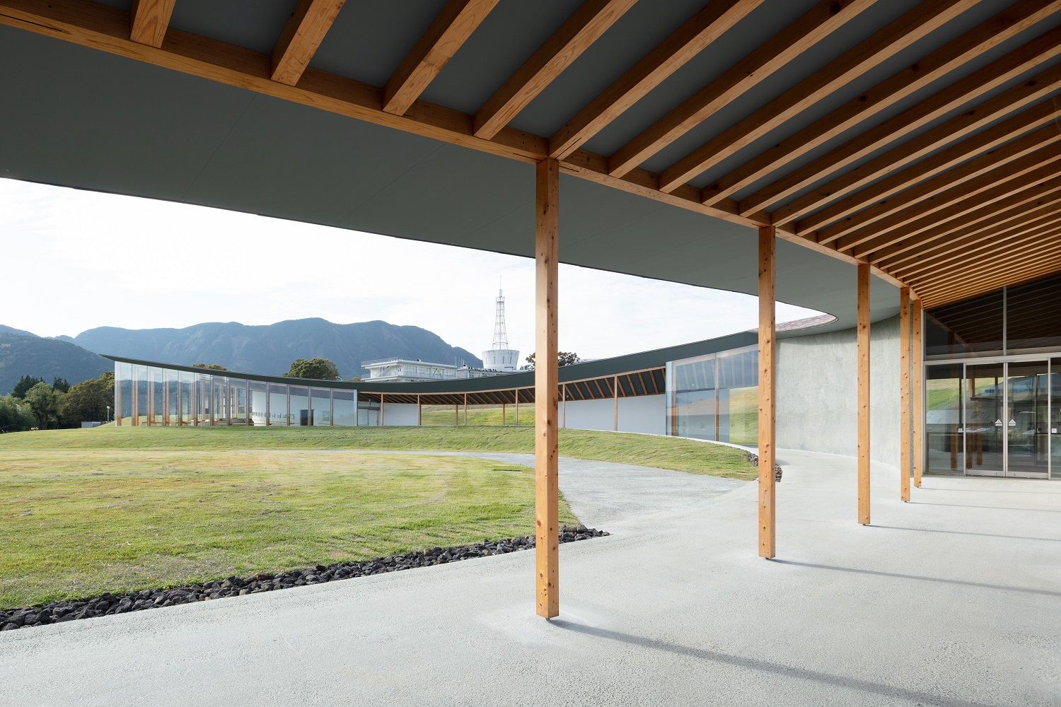 Kumamoto Earthquake Museum KIOKU熊本地震 震災ミュージアム KIOKU 半戶外的簷廊區域,邀請訪客直接面對壯闊的自然風景,提供一個沉澱、反思、自行「深入思考」的寧靜角落