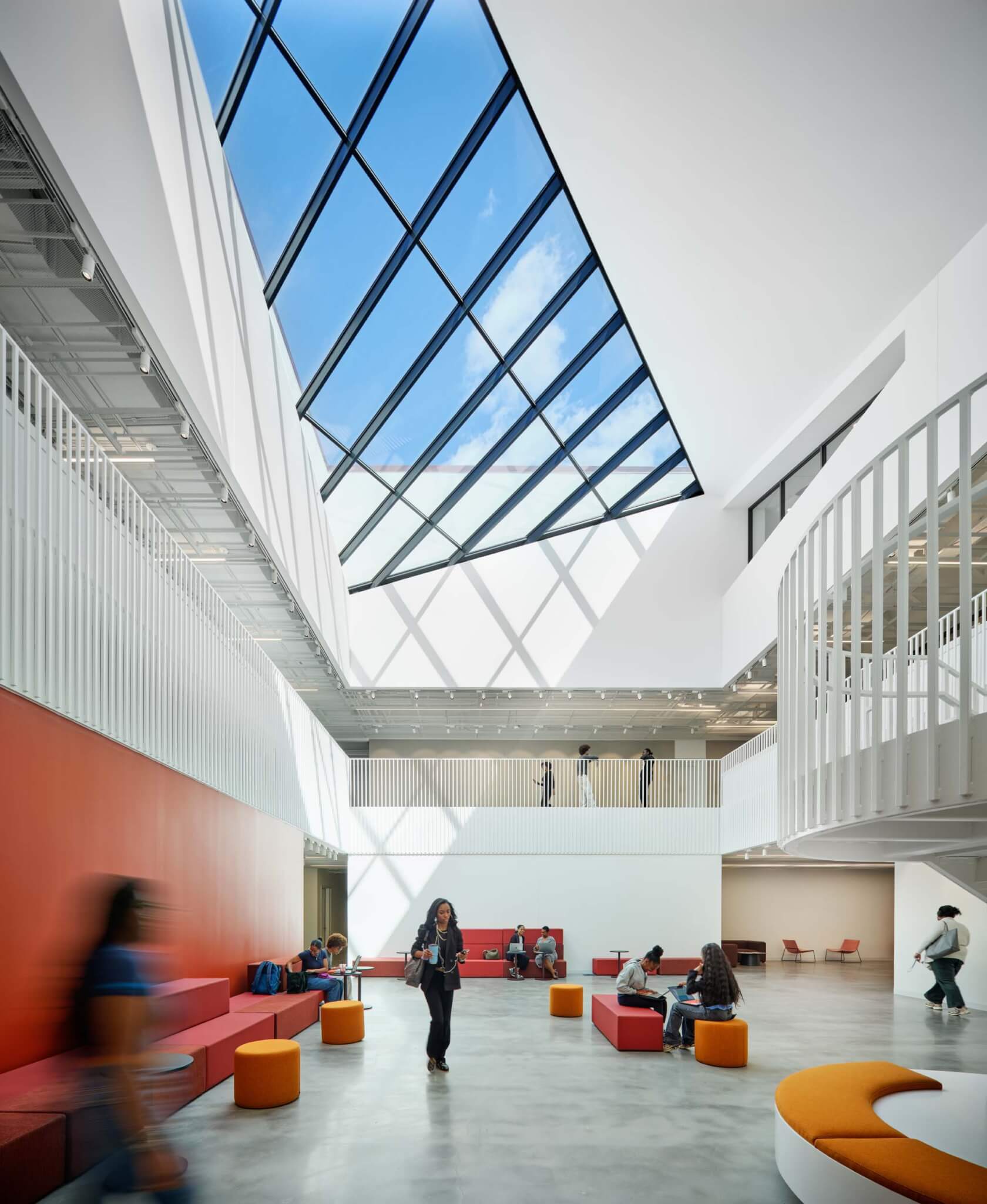 a skylight inside the Forum 論壇上方的天窗是自然光進入室內的一種別出心裁的方式。(Tom Harris)