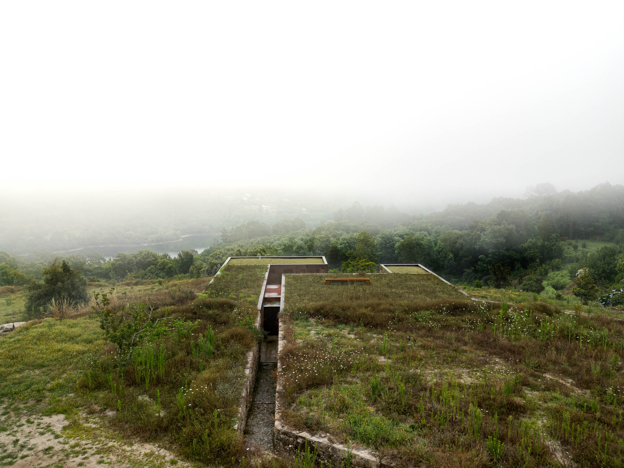 Levada House 量體的生成順應地形起伏,構成建築與自然間不間斷的視覺與物理連續,形成視覺一致性,對應當地鄉村建築的歷史紋理。在當代建築轉向「場域生成」(site-generated)的趨勢下,Casa da Levada 帶來一種在地性與設計表現共構的範式