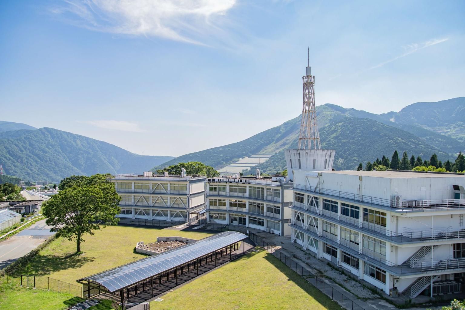 震災遺構「舊東海大學阿蘇校舎1號館」：東海大學許多校舍均與建築家山田守（Mamoru Yamada）及其事務所相關。此棟建築雖於1973年山田守過世後才竣工，但其獨特的三角形平面、強調樓板邊緣的細部處理，仍帶有鮮明的山田守風格印記，他是日本早期重要現代建築團體「分離派建築會」（Bunriha Kenchikukai）的成員之一