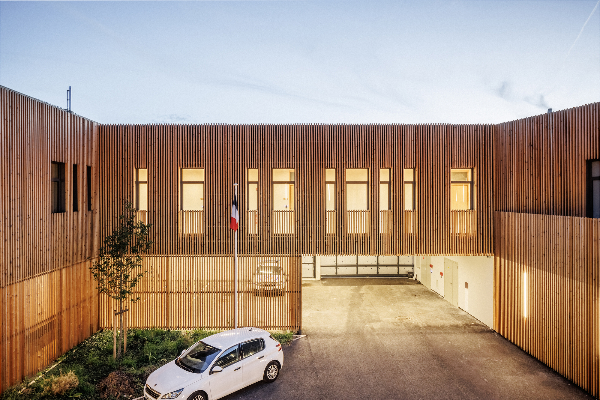 法國警察局 Épernay Police Station Explorations Architecture 看到向內庭院立面的木格柵,可能不少人會誤以為是日本建築師隈研吾的大作吧!