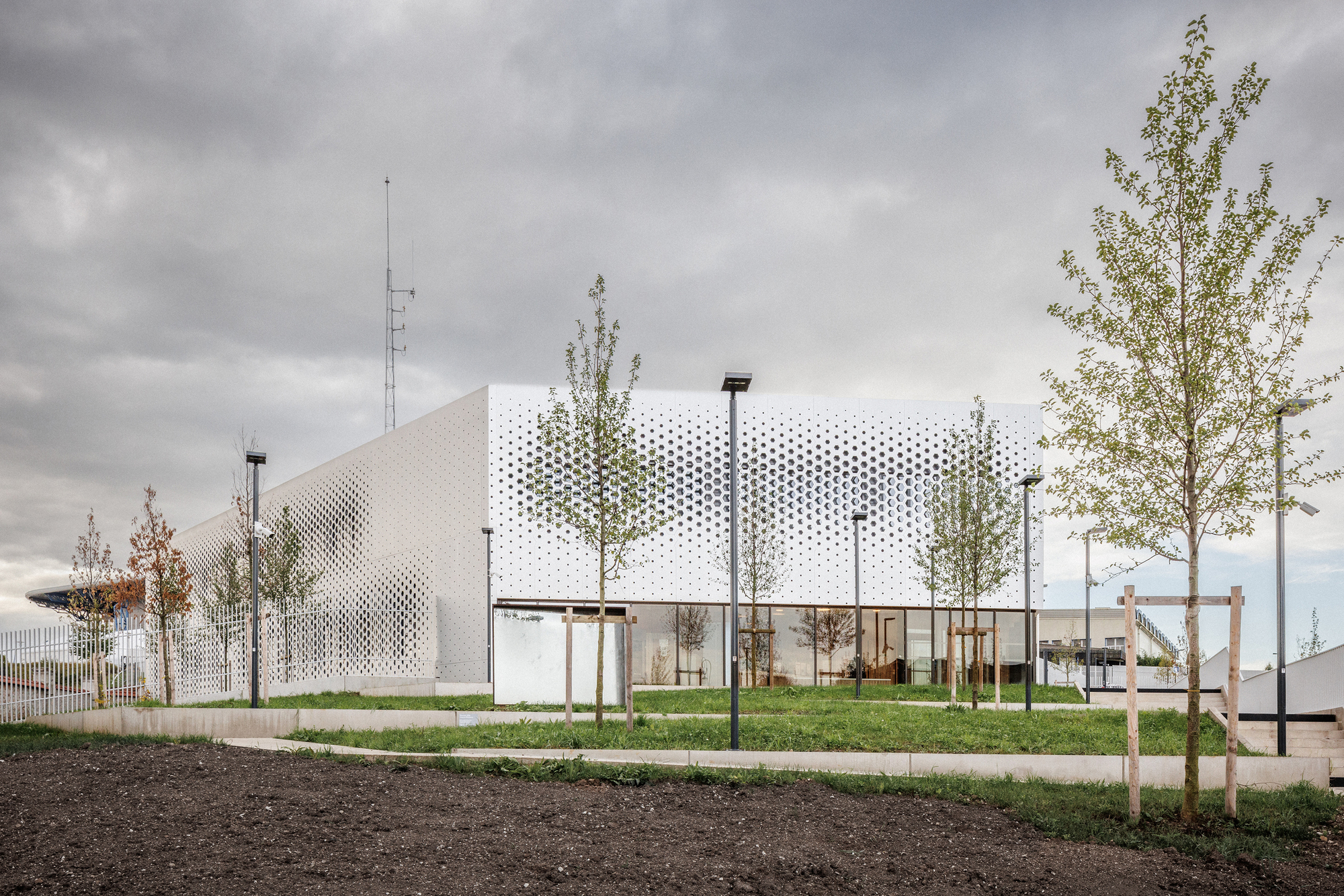 法國警察局 Épernay Police Station Explorations Architecture 警察局的地面層雖然看似通透,但實際上與街道之間有相當充足的緩衝空間,很難發生之前曾經發生在基隆八堵分駐所,民眾駕車衝入警局造成員警的慘劇