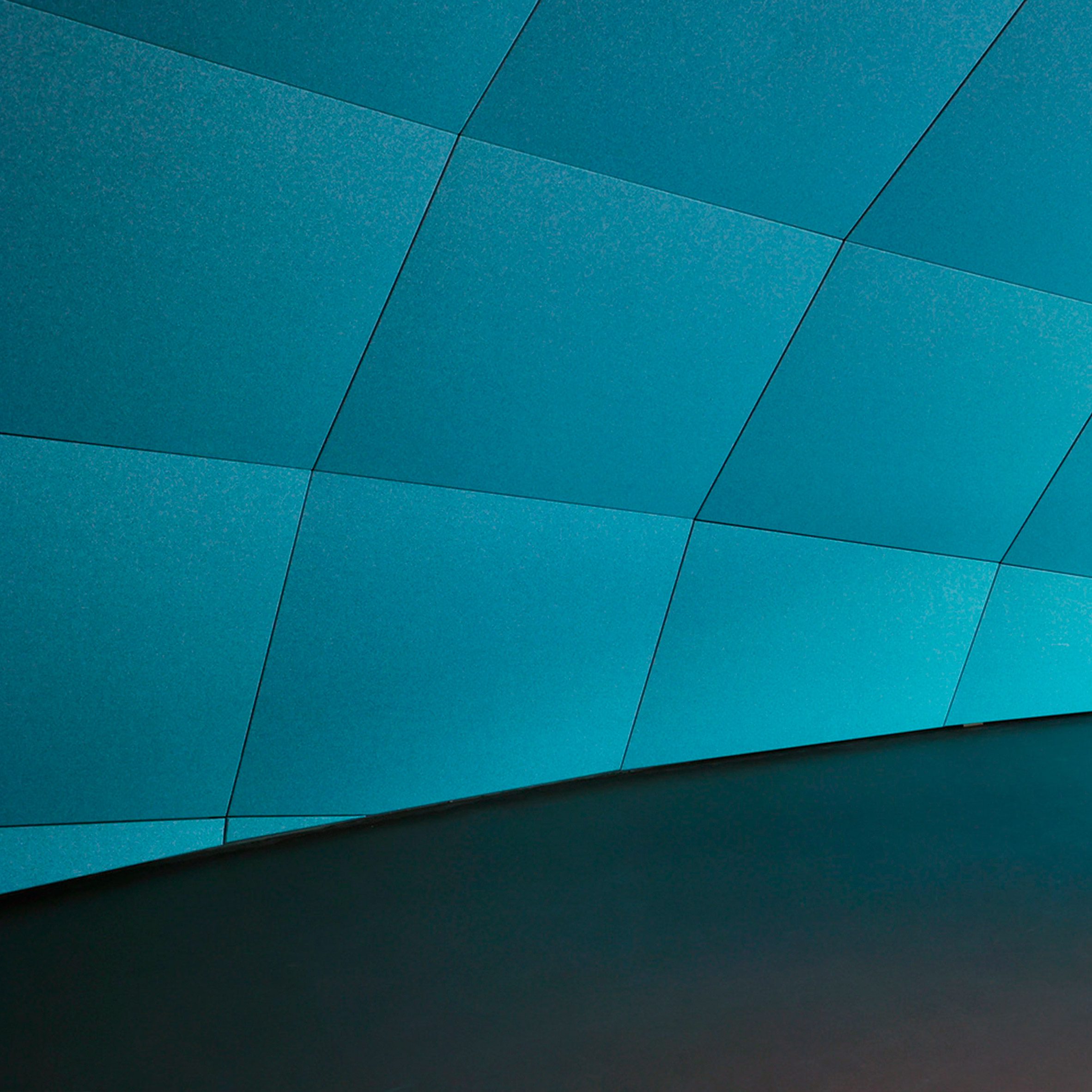 Soft Cells | Kvadrat Acoustics 隔音板系統：與領先的紡織品品牌 Kvadrat Acoustics 合作，進行了密集的材料和聲學研究計劃，最初是為 30 St Mary's Axe 辦公大樓開發，透過吸收聲音和優化空間的聲學性能，這些面板有助於更清晰的溝通、提高生產力和改善身心健康