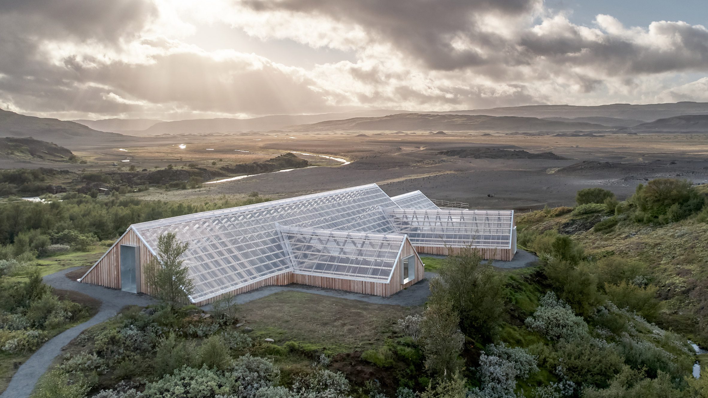Sp(r)int Studio冰島建築 史東修復計畫 Stöng 2024 年底,SP(R)INT STUDIO 完成了新的設計,將 Stöng 定位為冰島第一個以環境和社會永續為重點進行整體設計的遺址。該專案不僅為遺跡設計了一個新的庇護所,還包括遺址的無障礙設施、停車場、洗手間設施、一座橫跨河流的橋樑、一個資訊系統,以及一條盡可能具有包容性的步道,將遺址與周圍的自然和歷史地標連接起來