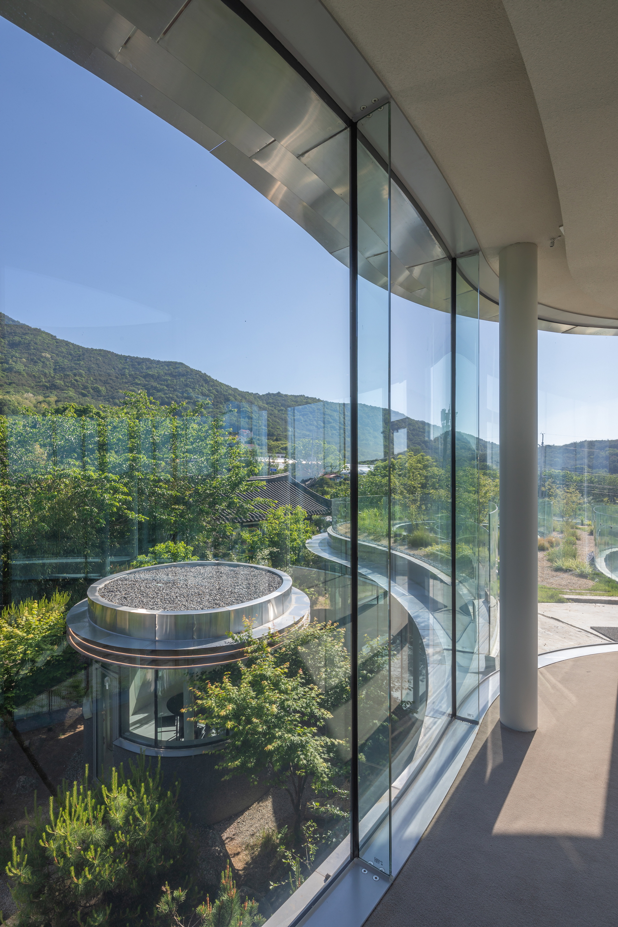 韓國複合文化空間蔚山市蔚州郡「MIGIUI」Architect-K 所有金屬構件均在工廠預鑄,現場組裝誤差控制在3mm內,這種「造船級精度」使玻璃帷幕能無接縫地嵌入鋼構骨架