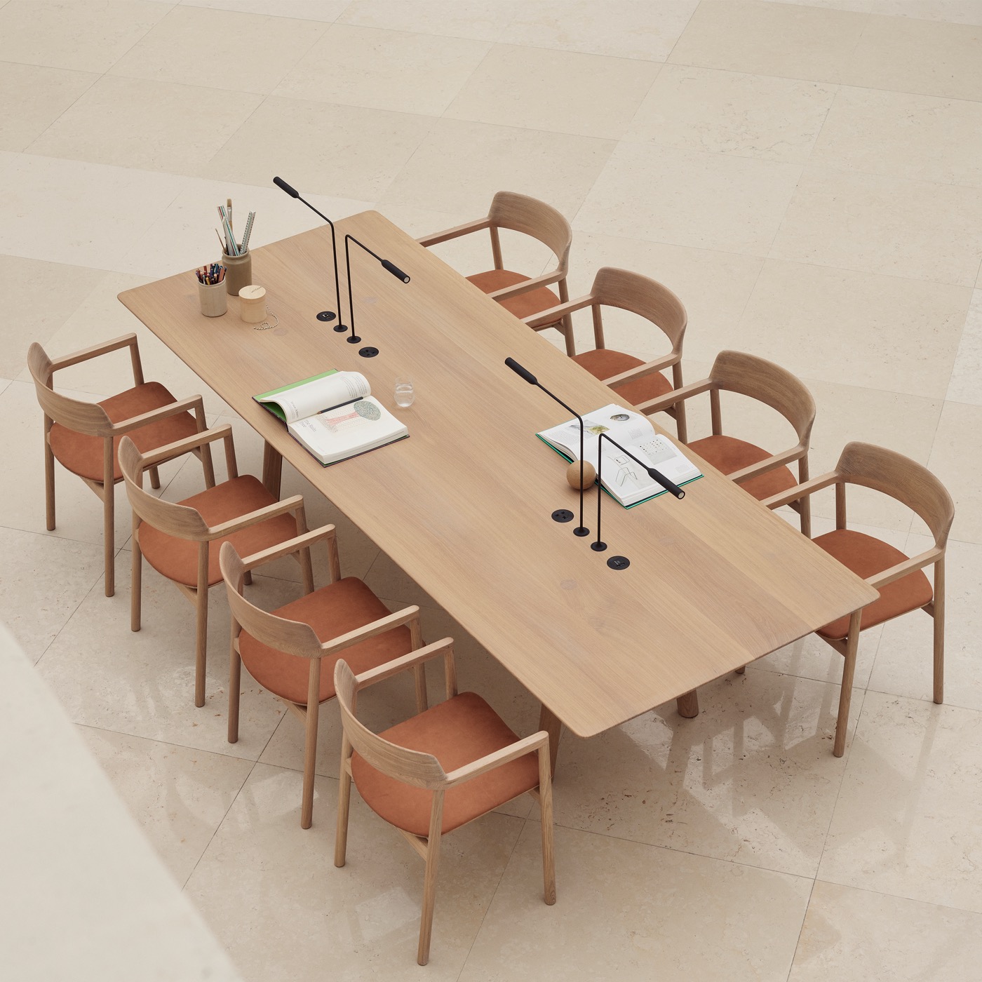 Foster + Partners 為 Benchmark 設計的OVO系列單椅