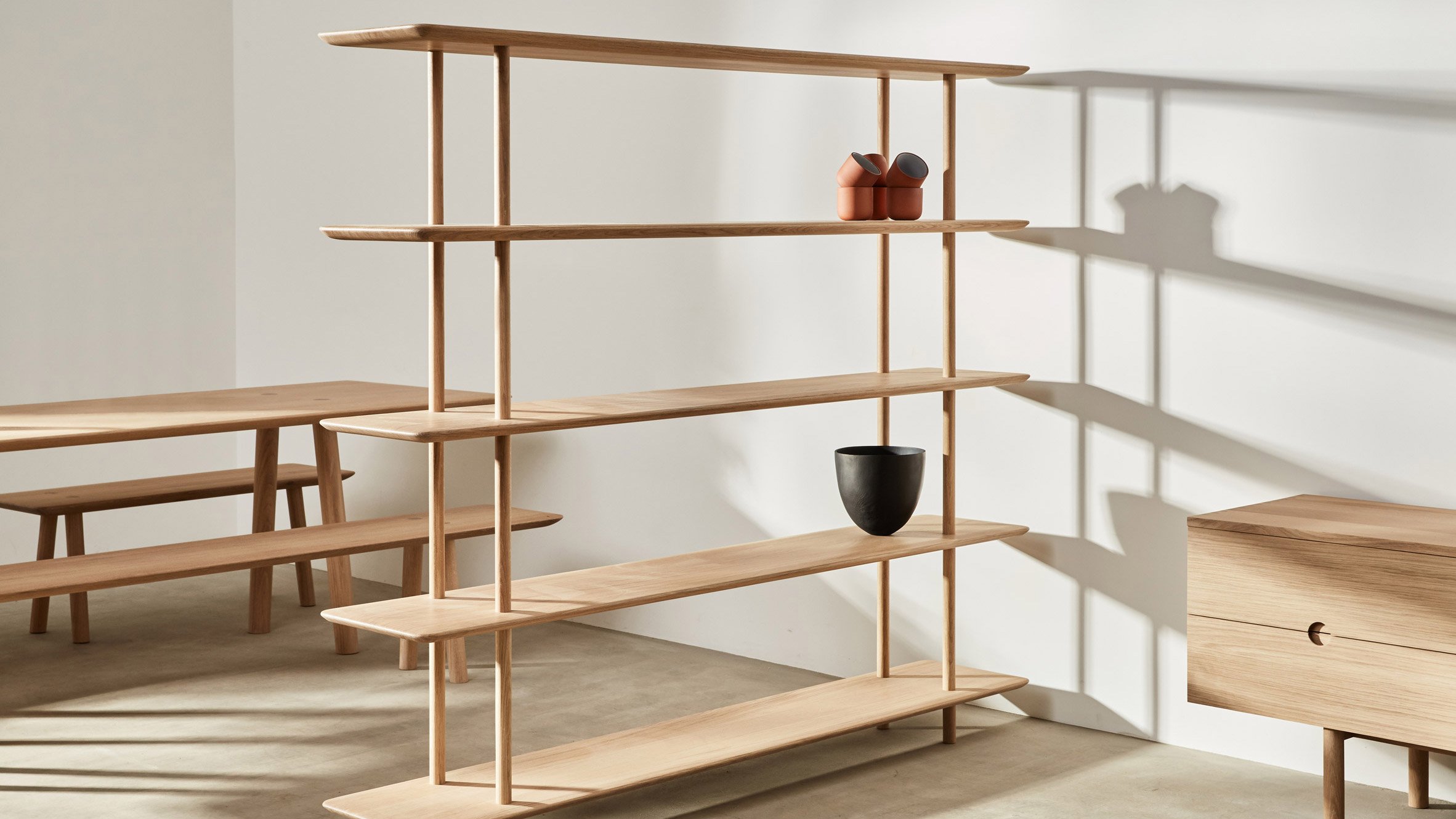 Foster + Partners 工業設計與英國傢俱品牌 Benchmark 合作的OVO 系列實木家具 