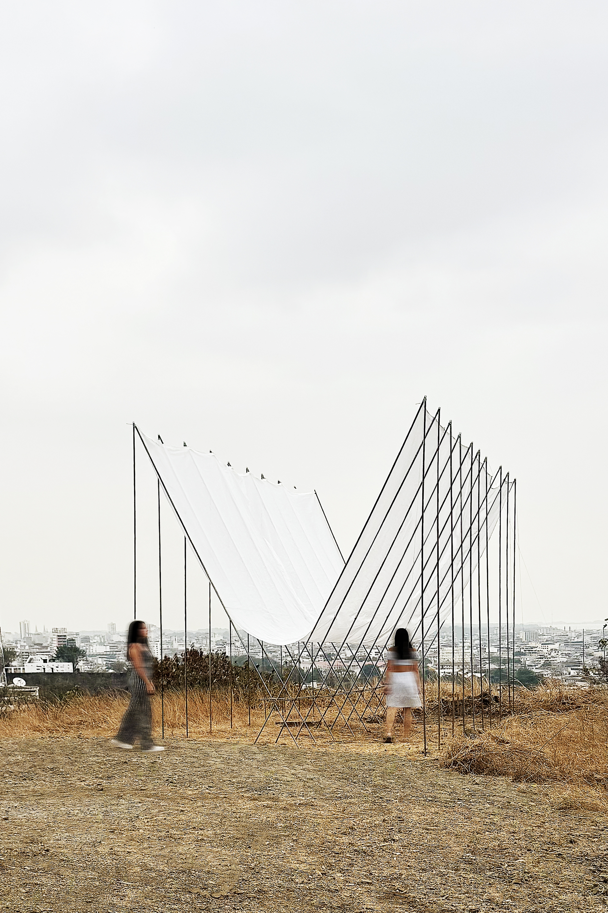 Peru Horizon Pavilion Eletres Studio 秘魯鋼構空間裝置 懸鏈線是一種自由流動的幾何形式,不易表達且數學描述複雜,這件空間裝置被視為一座懸於空中的懸鏈線,反轉的幾何型態與中央的壓縮共同創造出一道開口,衍生出兩道平行的可停留空間,形成訪客的遊覽路徑