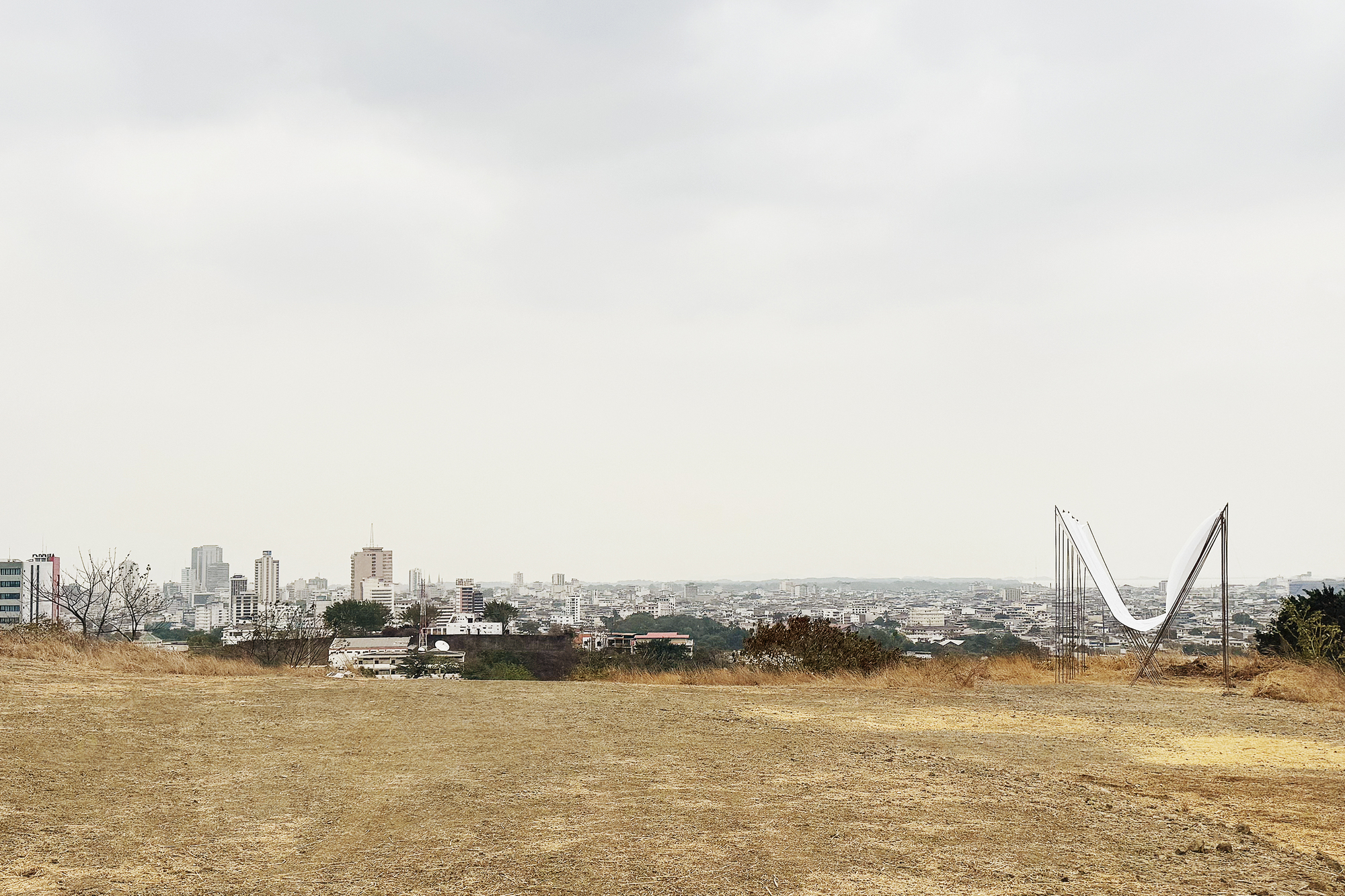 Peru Horizon Pavilion Eletres Studio 秘魯鋼構空間裝置 整體配置呈現高度的模組化特徵,由十個 M 字形的支撐單元構成,這些單元牢牢固定於地面錨栓,頂部則透過金屬角鐵連接邊緣構件,共同維持屋頂的形態