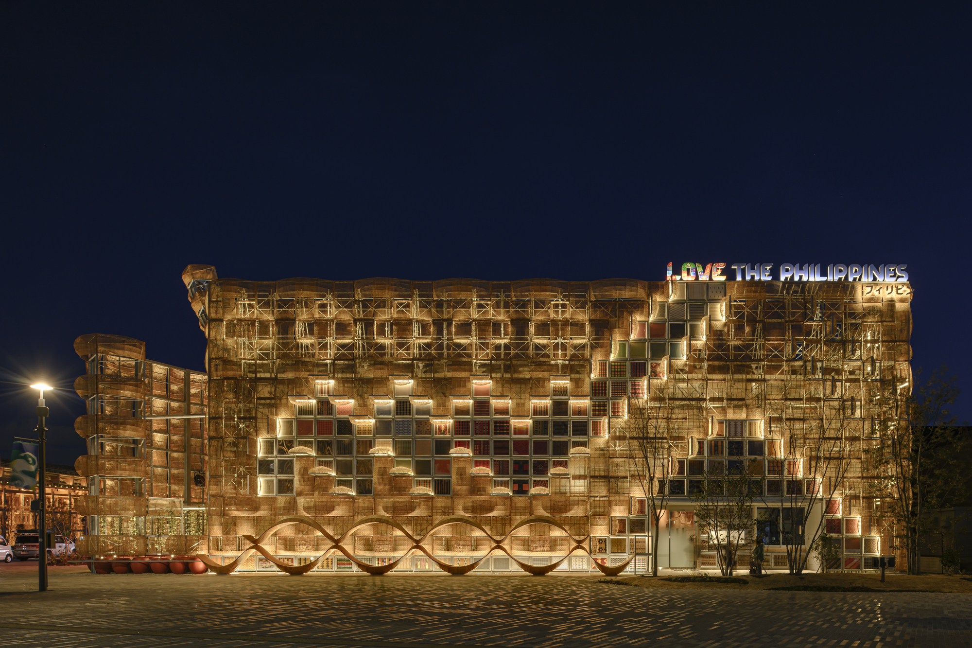 2025年大阪世博菲律賓館:菲律賓建築師 Carlo Calma Consultanc 以「編織」為主題,從菲律賓豐富的編織藝術汲取靈感,運用藤材與手工編織板構成