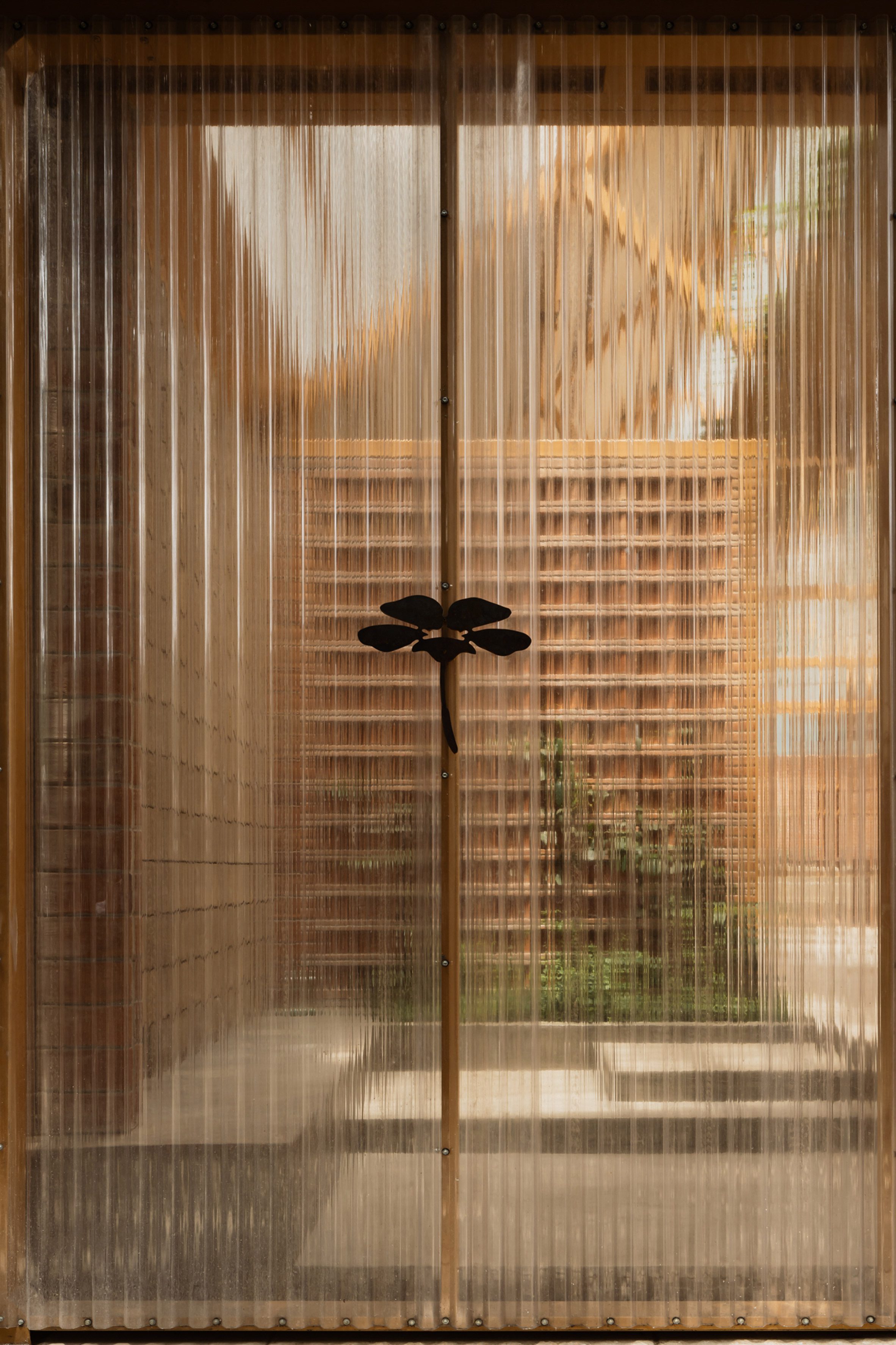 墨西哥城 庫奧特莫克區 Cuauhtémoc Oficina de Práctica Arquitectónica Plumbago 餐廳 餐廳外牆運用 PVC塑膠浪板,創造出半透明的通透感