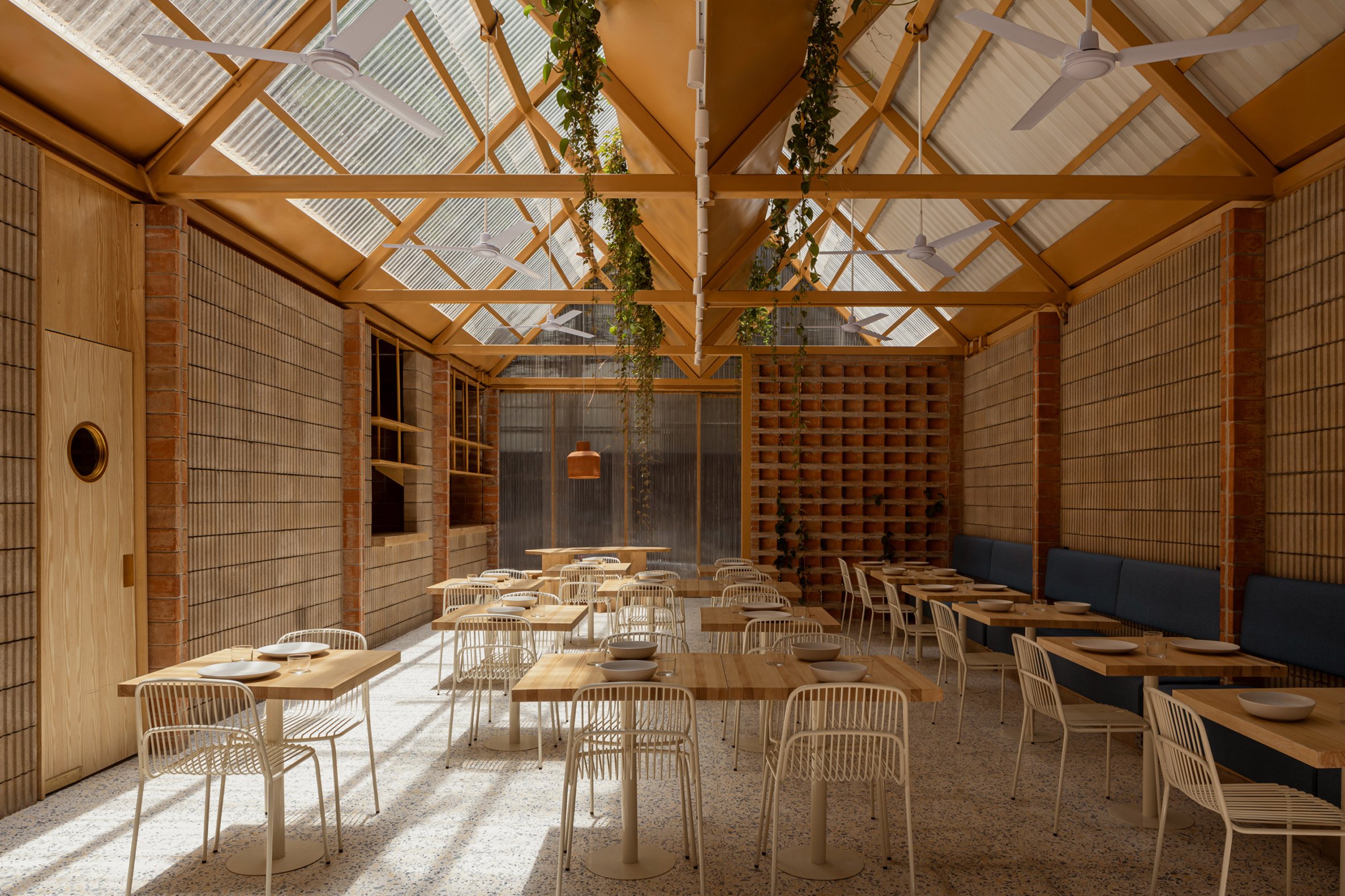 墨西哥城 庫奧特莫克區 Cuauhtémoc Oficina de Práctica Arquitectónica Plumbago 餐廳 設計靈感來自於充滿光線的城市溫室,讓顧客彷彿置身於鬧區中的一片綠洲