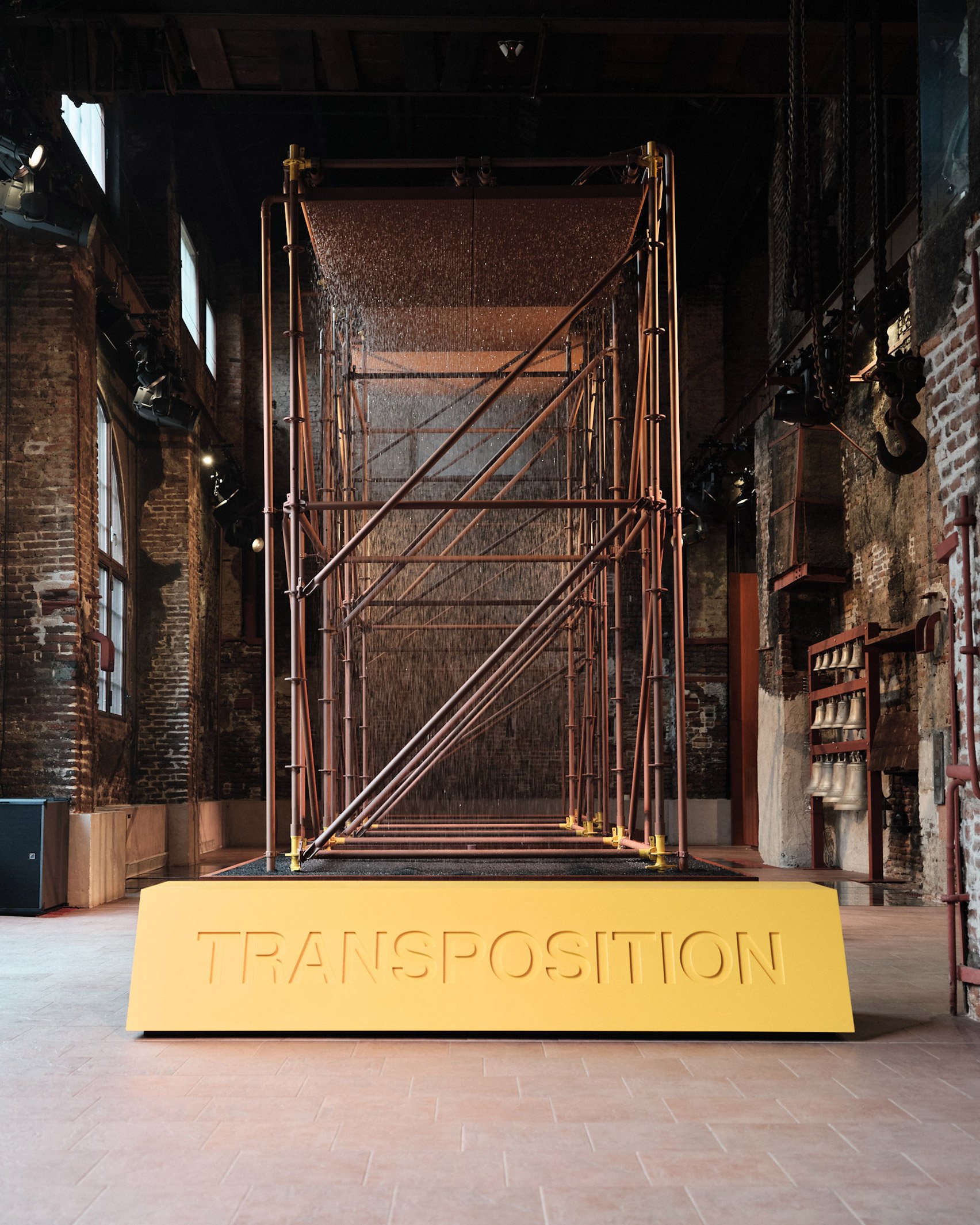 British designer Samuel Ross has unveiled the Transposition installation for whiskey brand The Balvenie to provide a soothing refuge during the busy Milan design week. 英國設計師Samuel Ross為威士忌品牌The Balvenie（百富）打造「Transposition」空間裝置，於2025米蘭設計週亮相