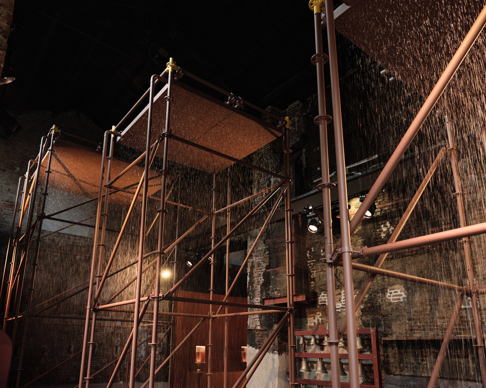 British designer Samuel Ross has unveiled the Transposition installation for whiskey brand The Balvenie to provide a soothing refuge during the busy Milan design week. 英國設計師Samuel Ross為威士忌品牌The Balvenie（百富）打造「Transposition」空間裝置，於2025米蘭設計週亮相