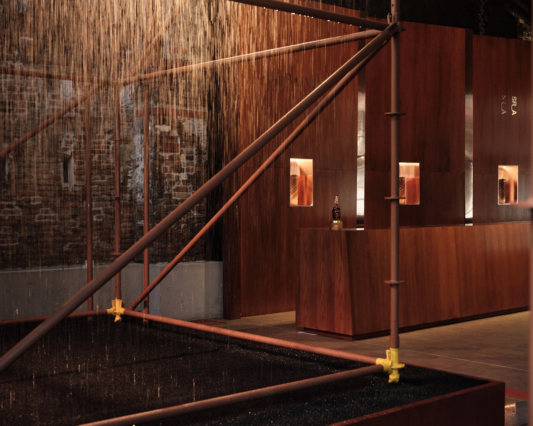 British designer Samuel Ross has unveiled the Transposition installation for whiskey brand The Balvenie to provide a soothing refuge during the busy Milan design week. 英國設計師Samuel Ross為威士忌品牌The Balvenie（百富）打造「Transposition」空間裝置，於2025米蘭設計週亮相