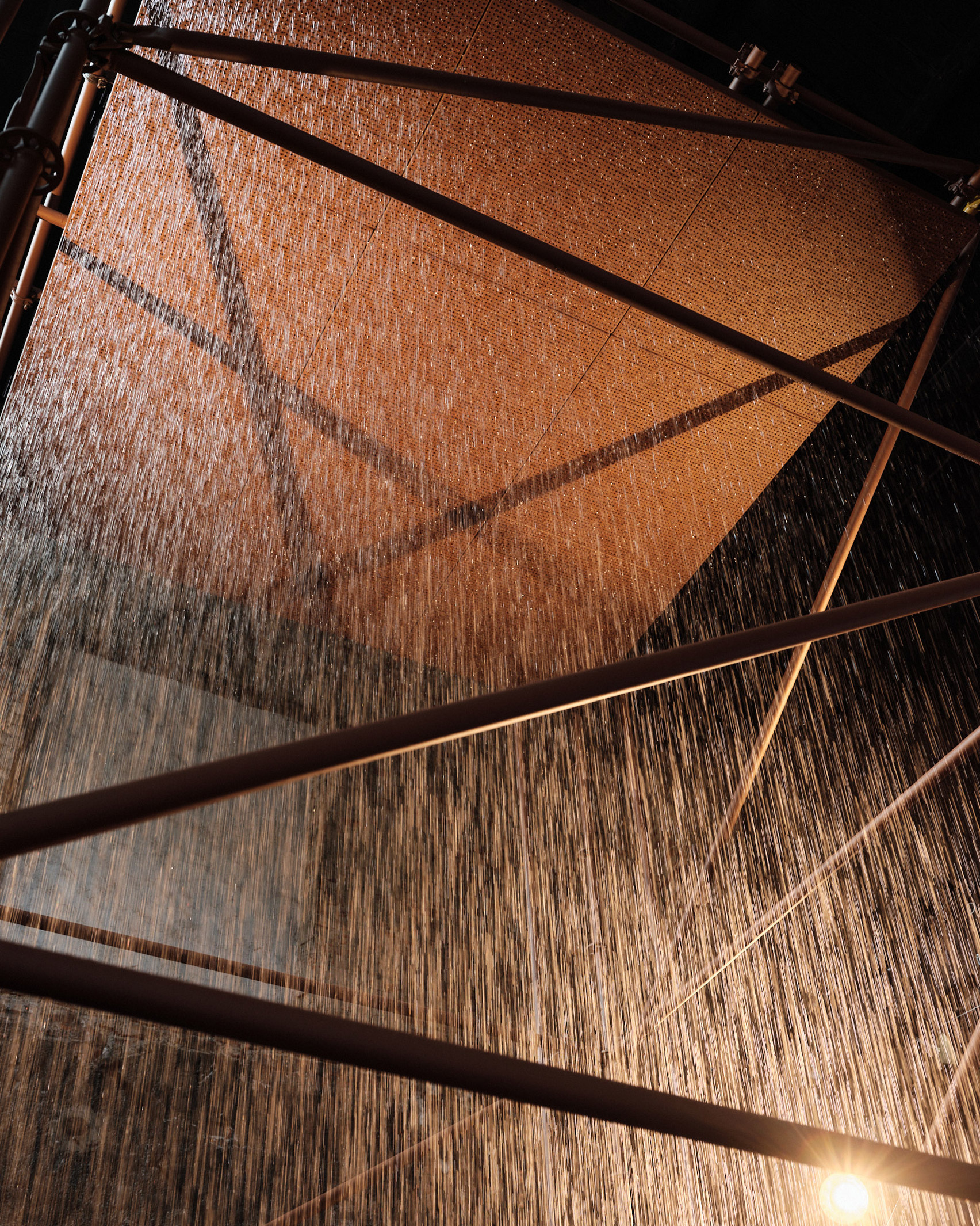 British designer Samuel Ross has unveiled the Transposition installation for whiskey brand The Balvenie to provide a soothing refuge during the busy Milan design week. 英國設計師Samuel Ross為威士忌品牌The Balvenie（百富）打造「Transposition」空間裝置，於2025米蘭設計週亮相