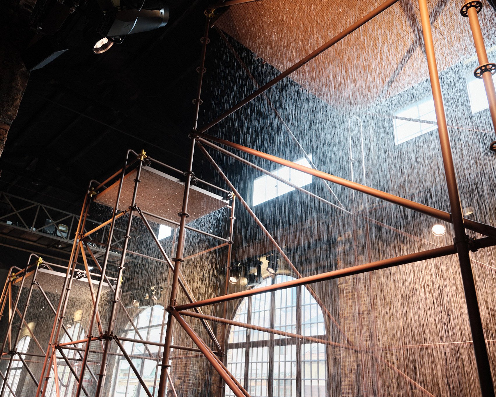 British designer Samuel Ross has unveiled the Transposition installation for whiskey brand The Balvenie to provide a soothing refuge during the busy Milan design week. 英國設計師Samuel Ross為威士忌品牌The Balvenie（百富）打造「Transposition」空間裝置，於2025米蘭設計週亮相