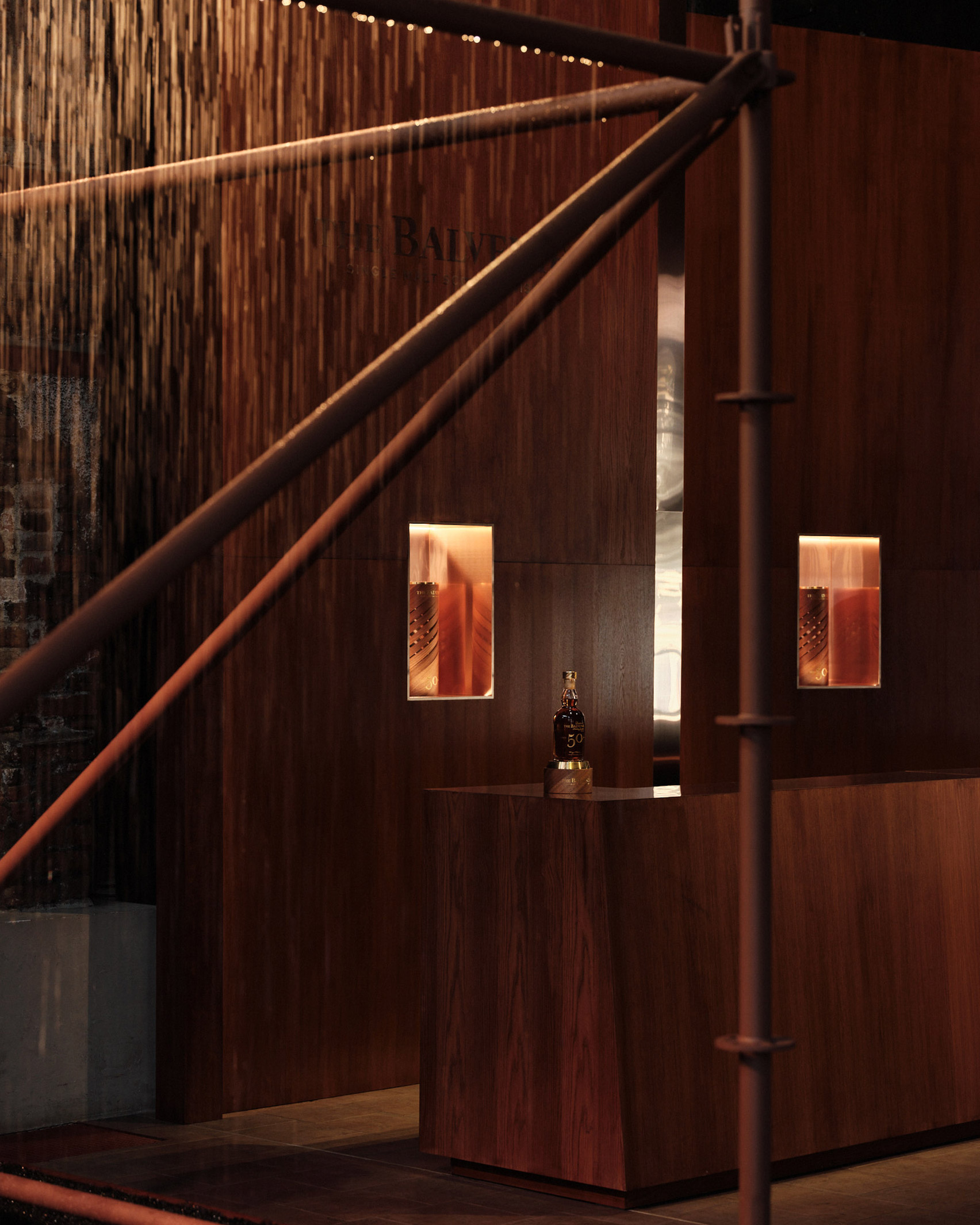 British designer Samuel Ross has unveiled the Transposition installation for whiskey brand The Balvenie to provide a soothing refuge during the busy Milan design week. 英國設計師Samuel Ross為威士忌品牌The Balvenie（百富）打造「Transposition」空間裝置，於2025米蘭設計週亮相