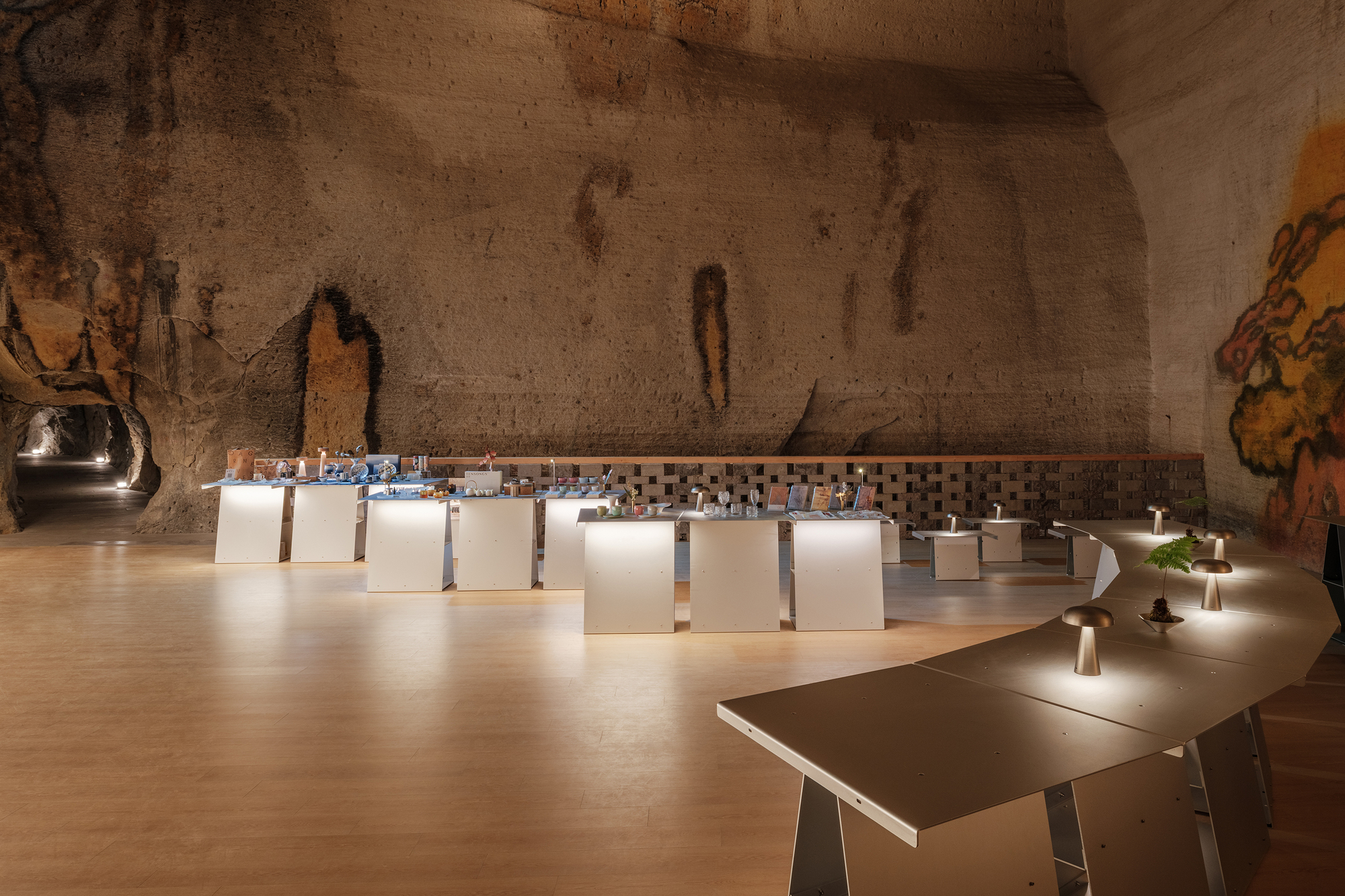 黃岩石窟裡，椅、桌、架的自由排列組合 / 築牟建築 - 室內圖