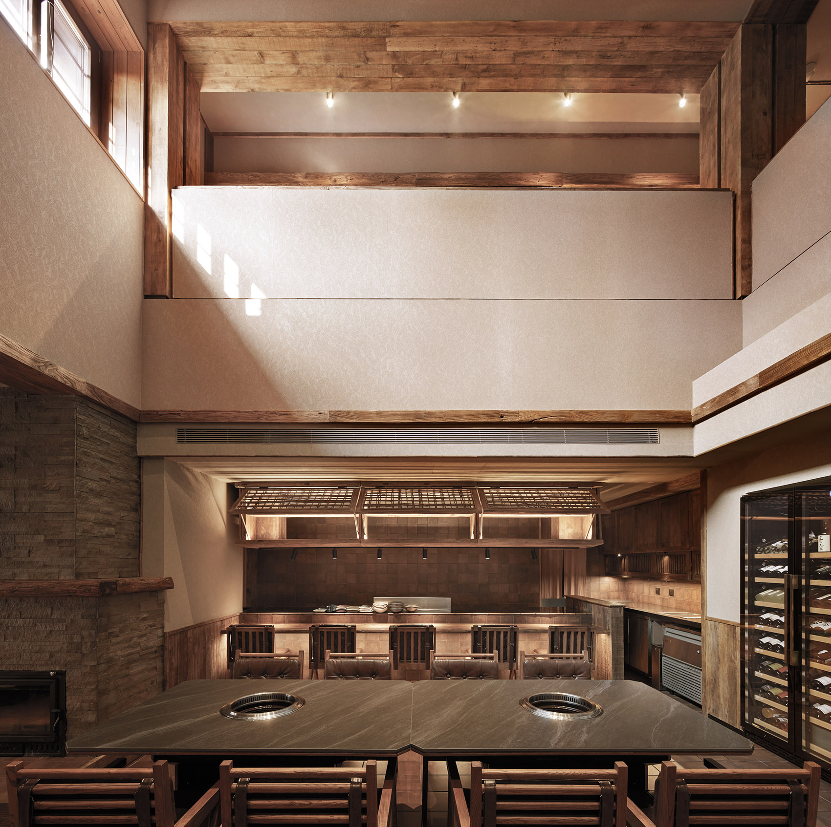 燒烤吧檯與中央壁爐採用老木和仿古石材，增添了歲月的痕跡和山野的原始感