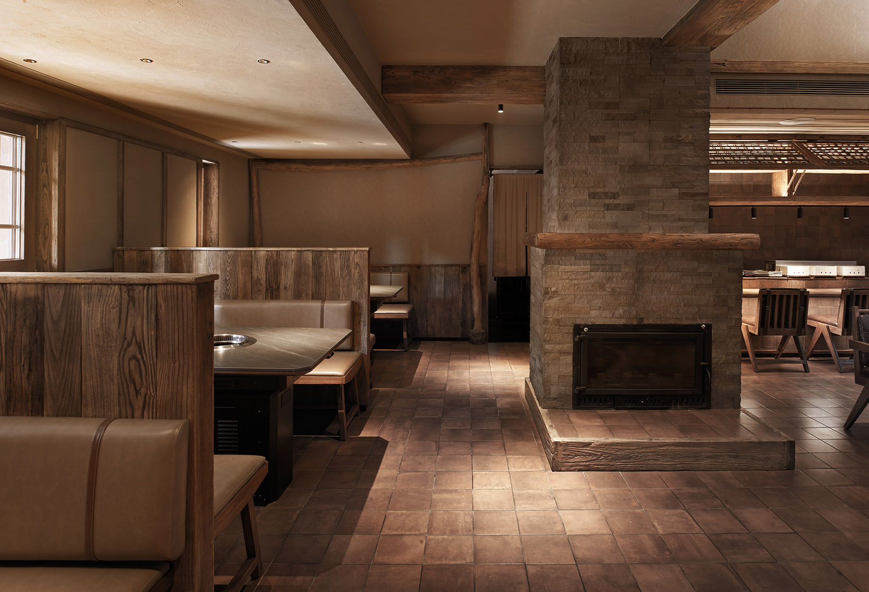 燒烤吧檯與中央壁爐採用老木和仿古石材
