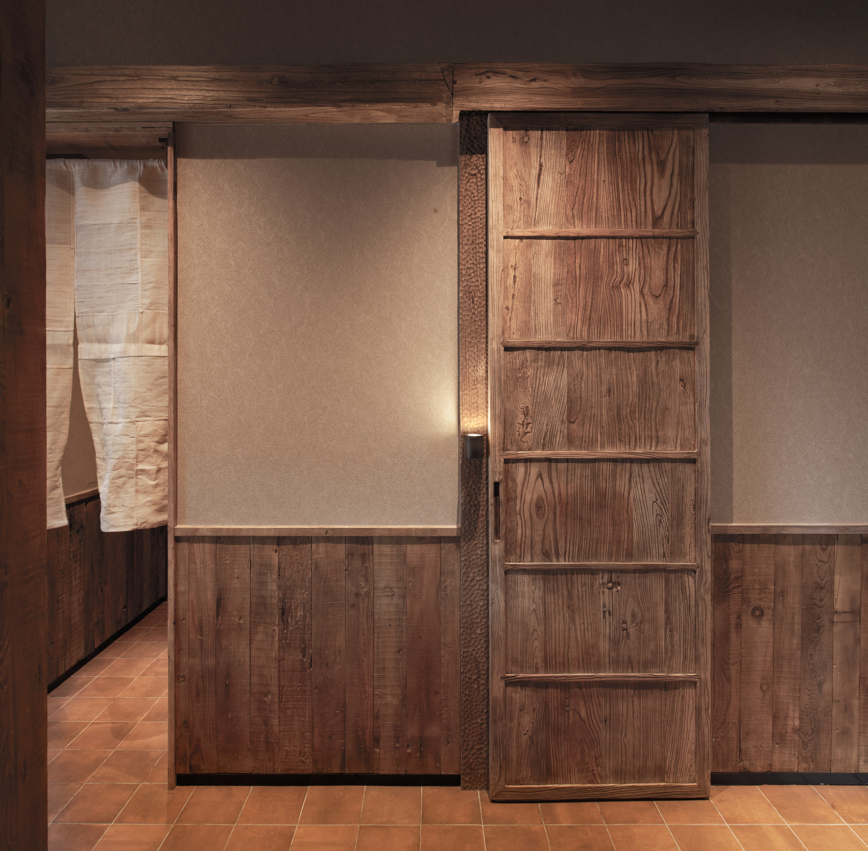 保留榆木板自然風化的痕跡